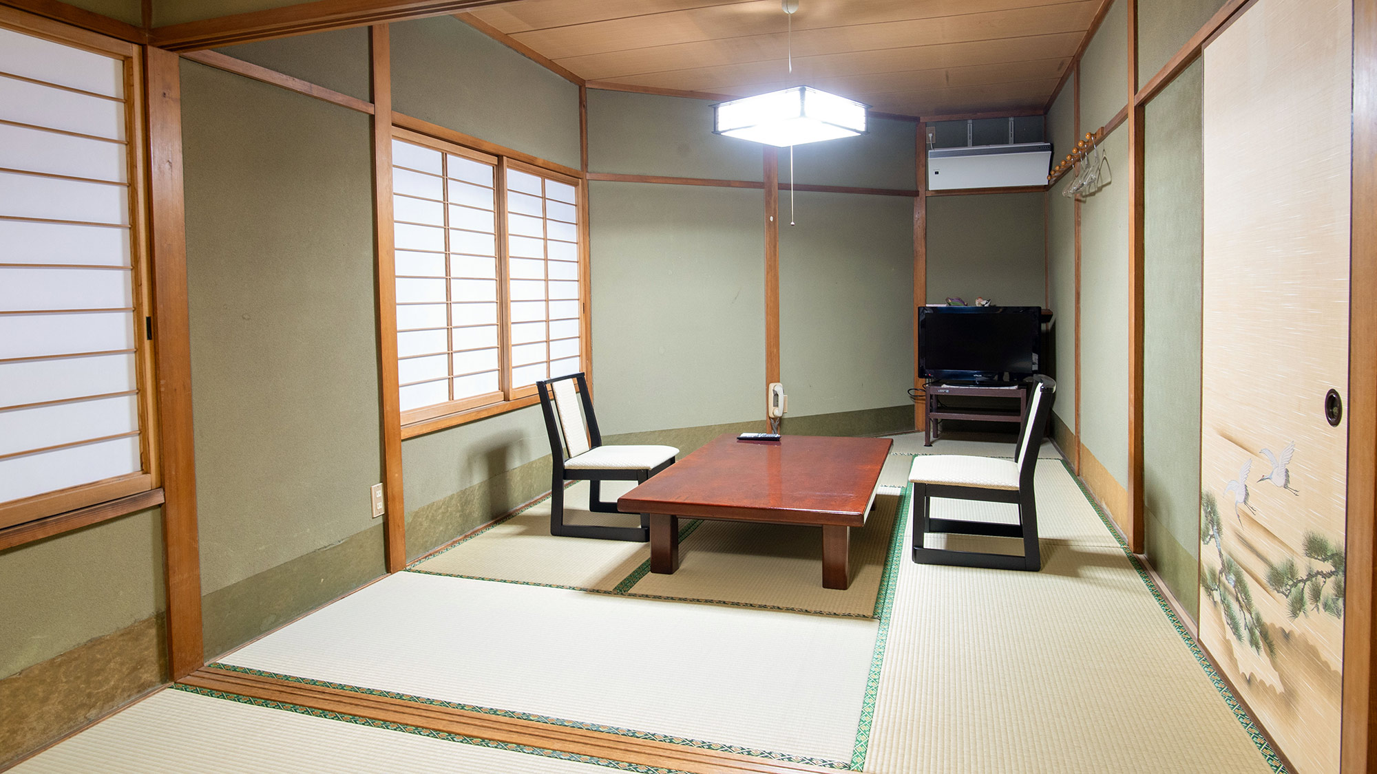 ・【2名用和室DX】11畳の和室。窓からは宿の向かいにある池をはじめ屋島の風景を一望