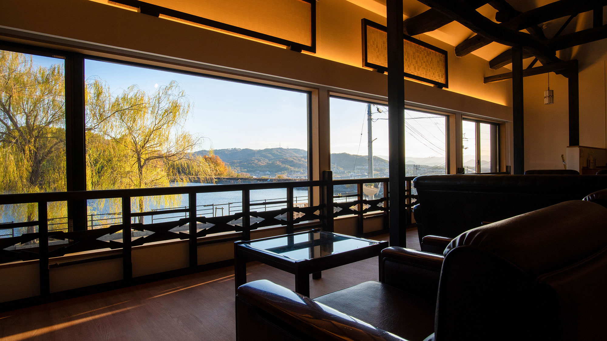 ・【コミュニティスペース】向かいにある大きな池を眺めながらゆったりお寛ぎください