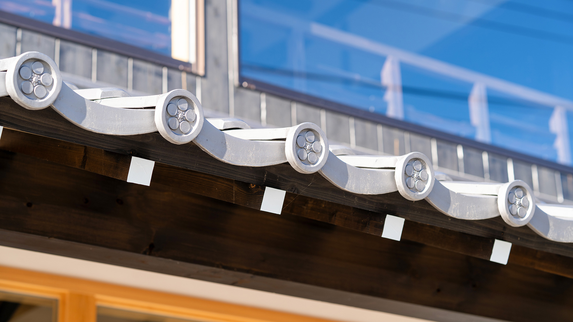 ・【瓦屋根】家紋入りの瓦を使った屋根は軒先に重厚感を演出します