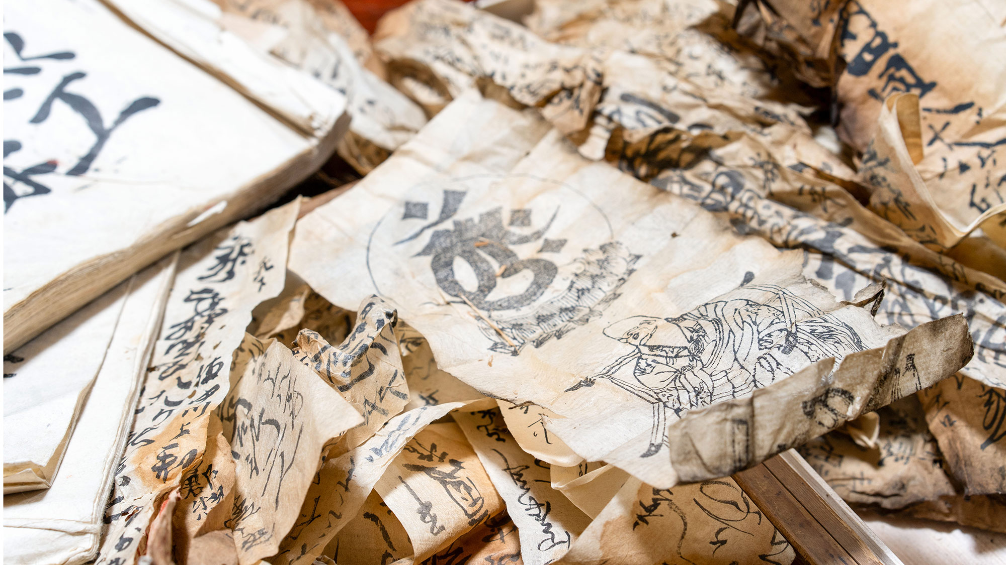 ・【館内イメージ】「納札」や「納経帳」などお遍路に纏わる様々な歴史的資料を取り揃えております