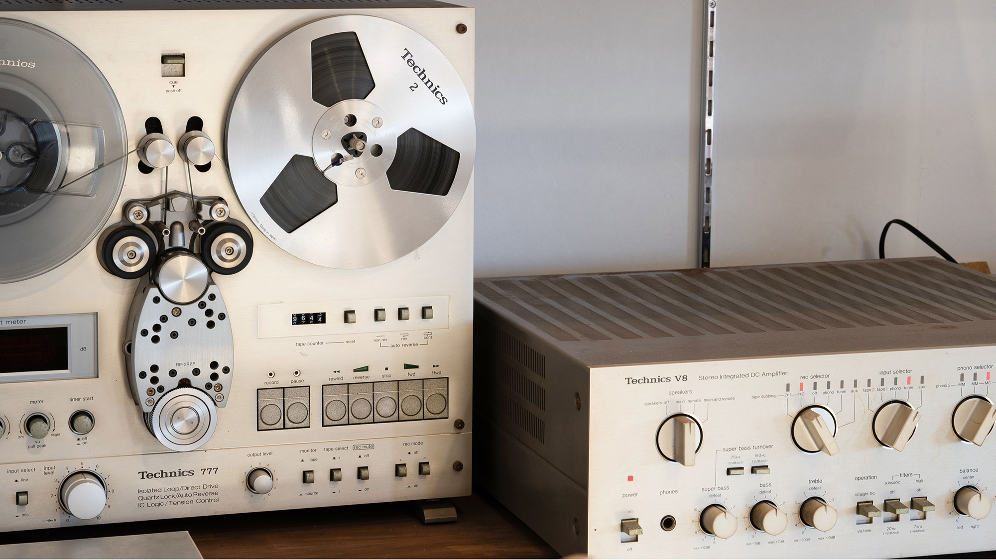 ・【1階共有スペース】今では珍しくなった存在感のあるオープンリールデッキ