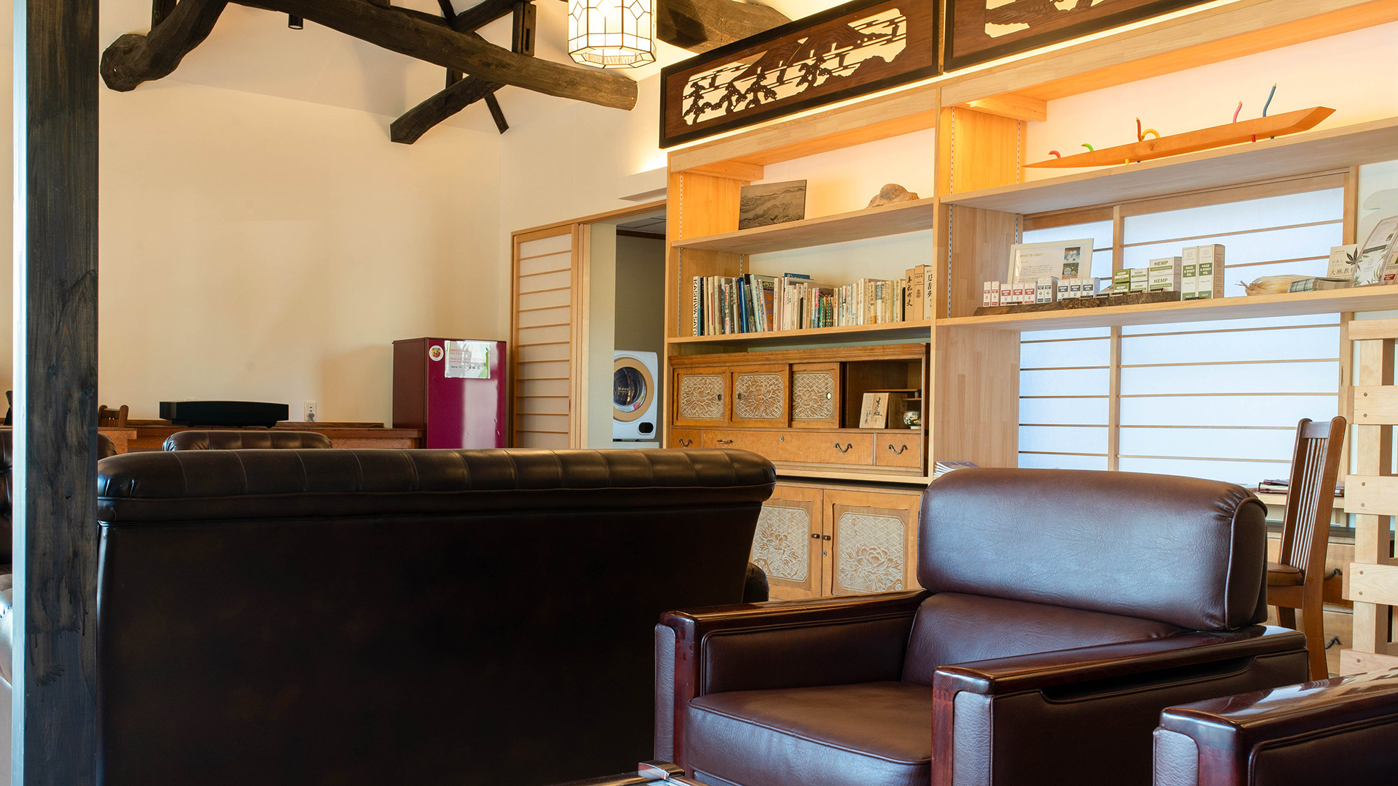 ・【コミュニティスペース】古い柱や梁、欄間や棚などを活かしたインテリア