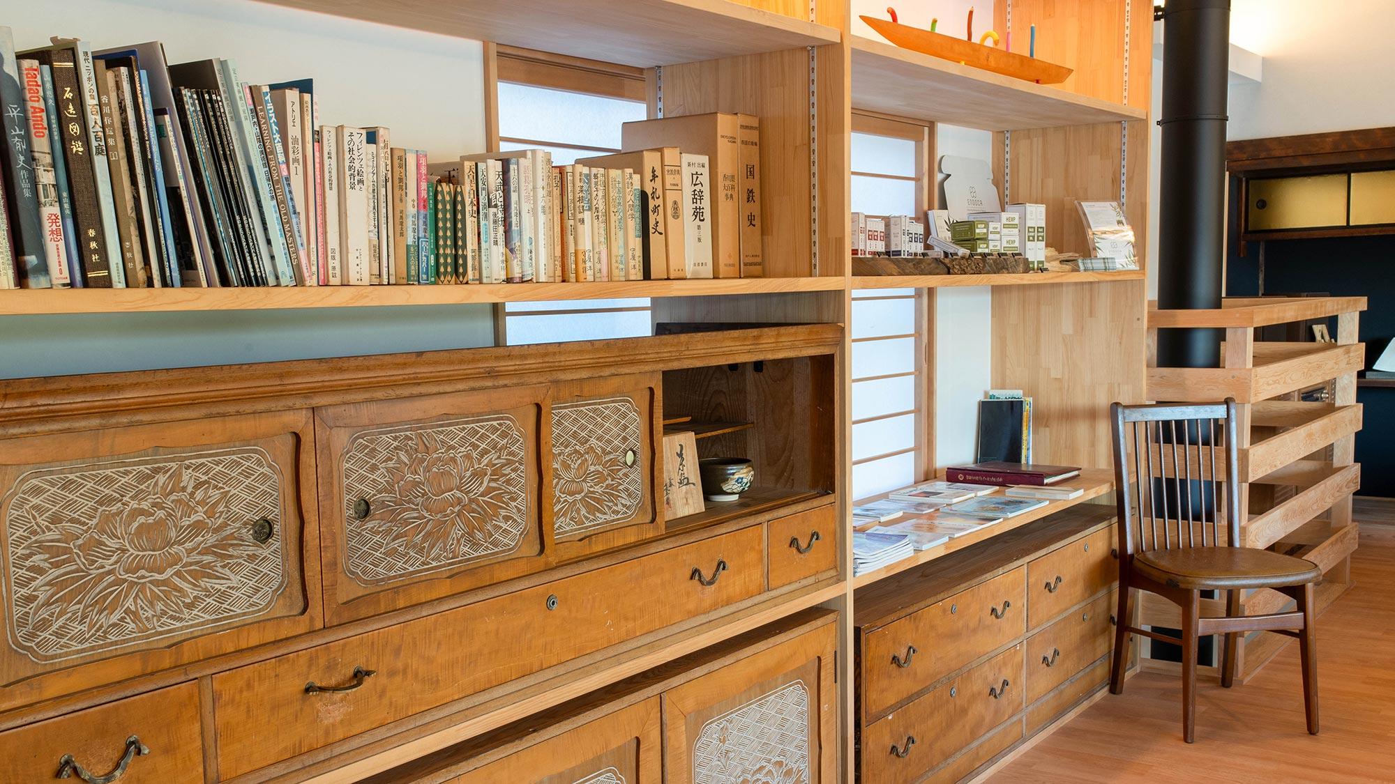 ・【コミュニティスペース】古い棚を今風にアレンジ。モダンなインテリアに調和しています