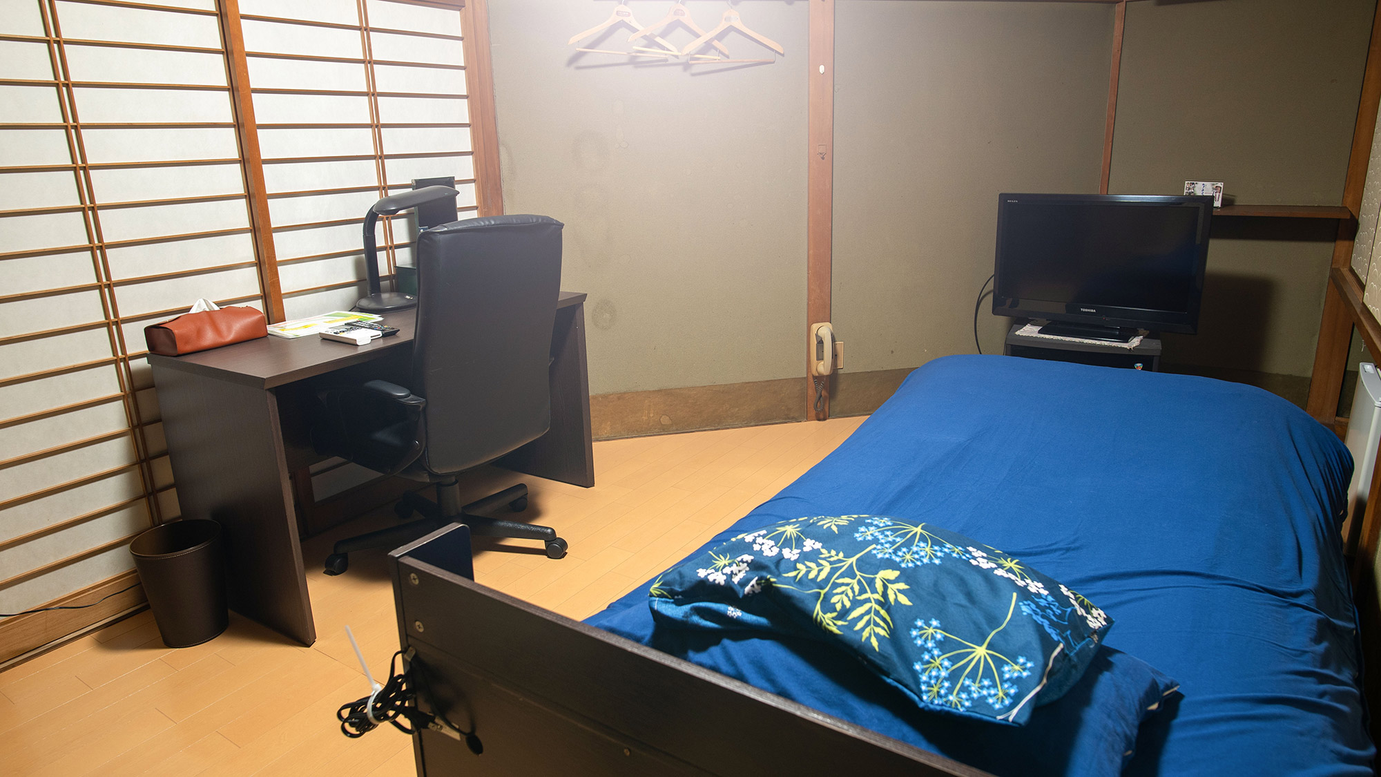 ・【シングルルーム】フローリングのお部屋にシングルベッド1台を設置