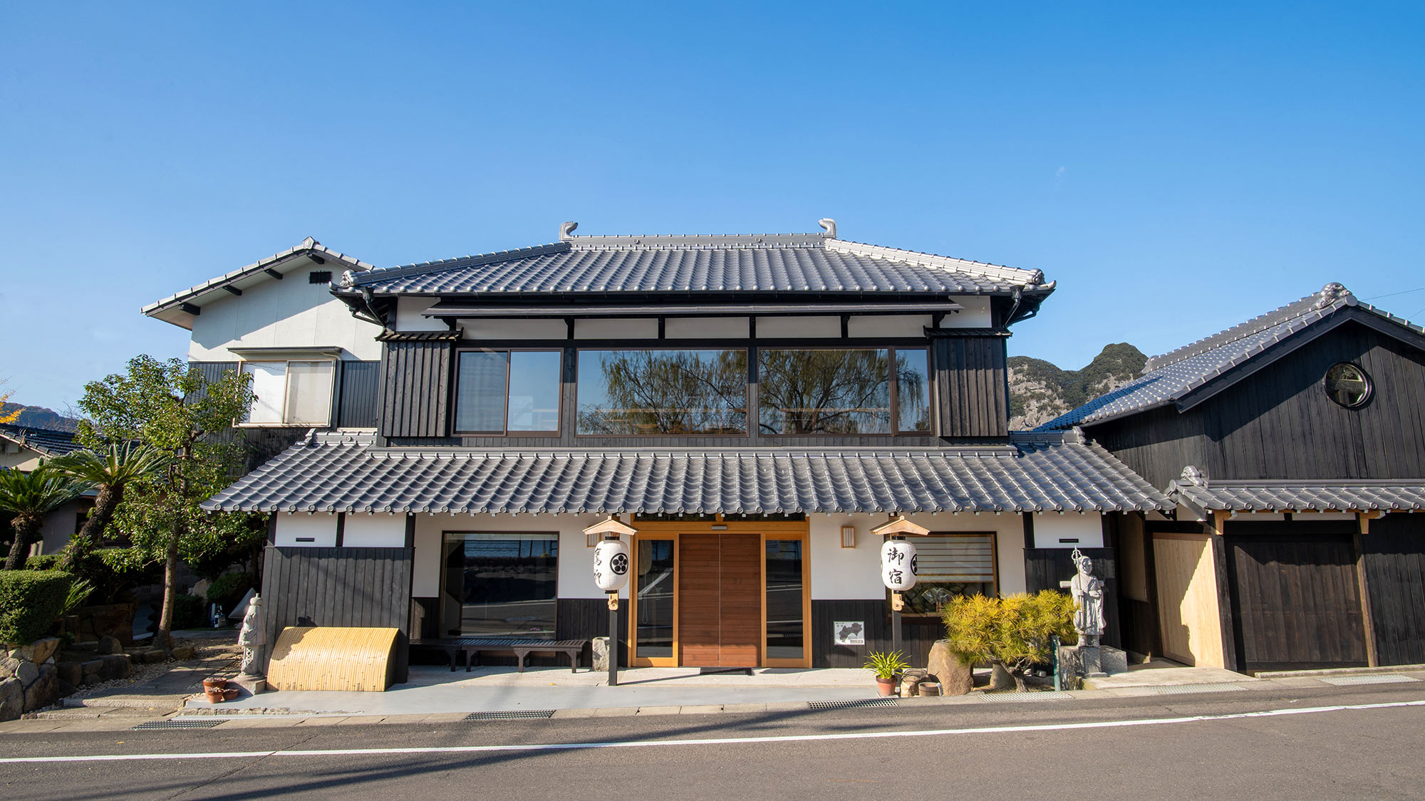 ・【外観- 昼-】ようこそ御宿鷹柳へ。お遍路での宿泊はもちろん周辺のアート巡りの拠点に最適