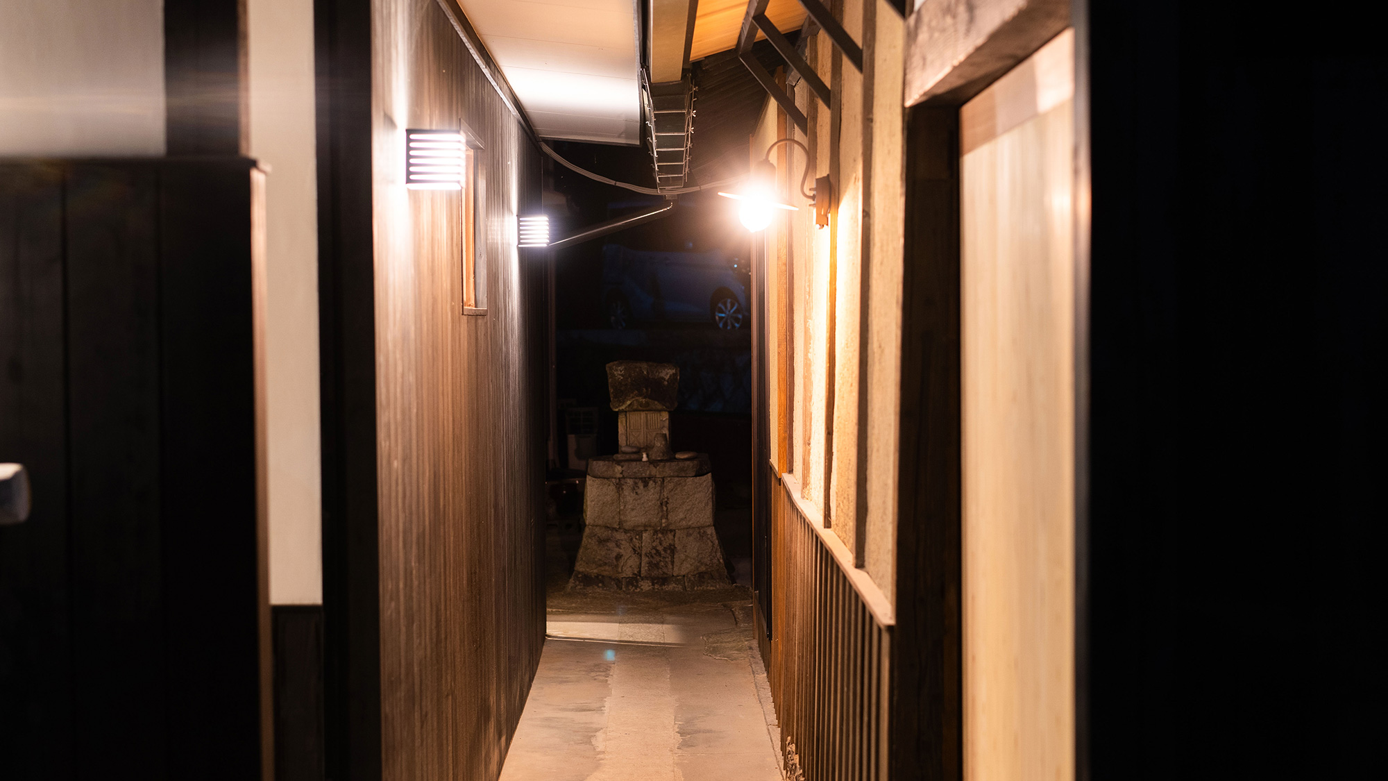 ・【廊下】日本家屋の重厚感を残しながらもレトロで温かみのある雰囲気