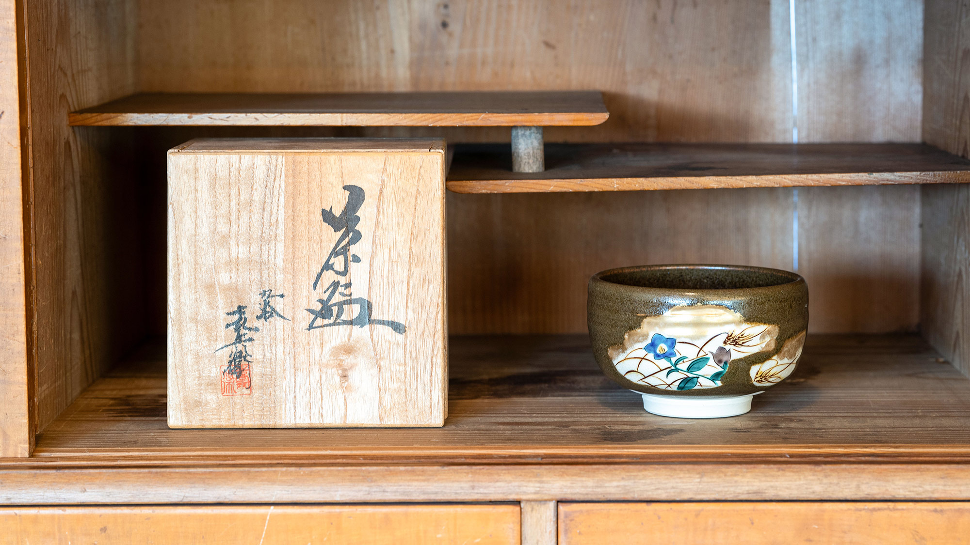 ・【館内イメージ】老舗旅館ならではの古い美術品が館内を彩ります