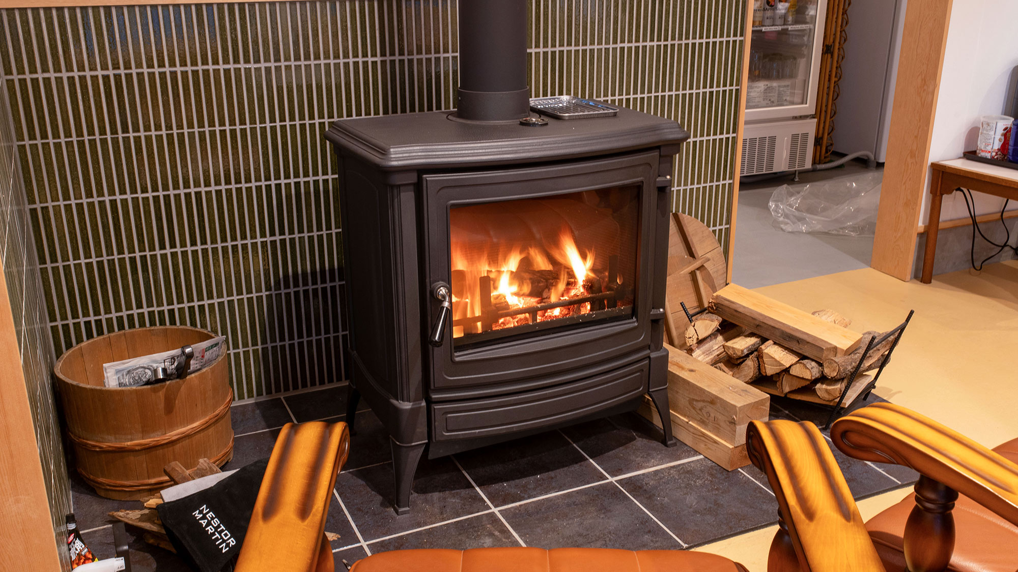 ・【薪ストーブ】冬のコミュニティスペースを心地良く暖めます