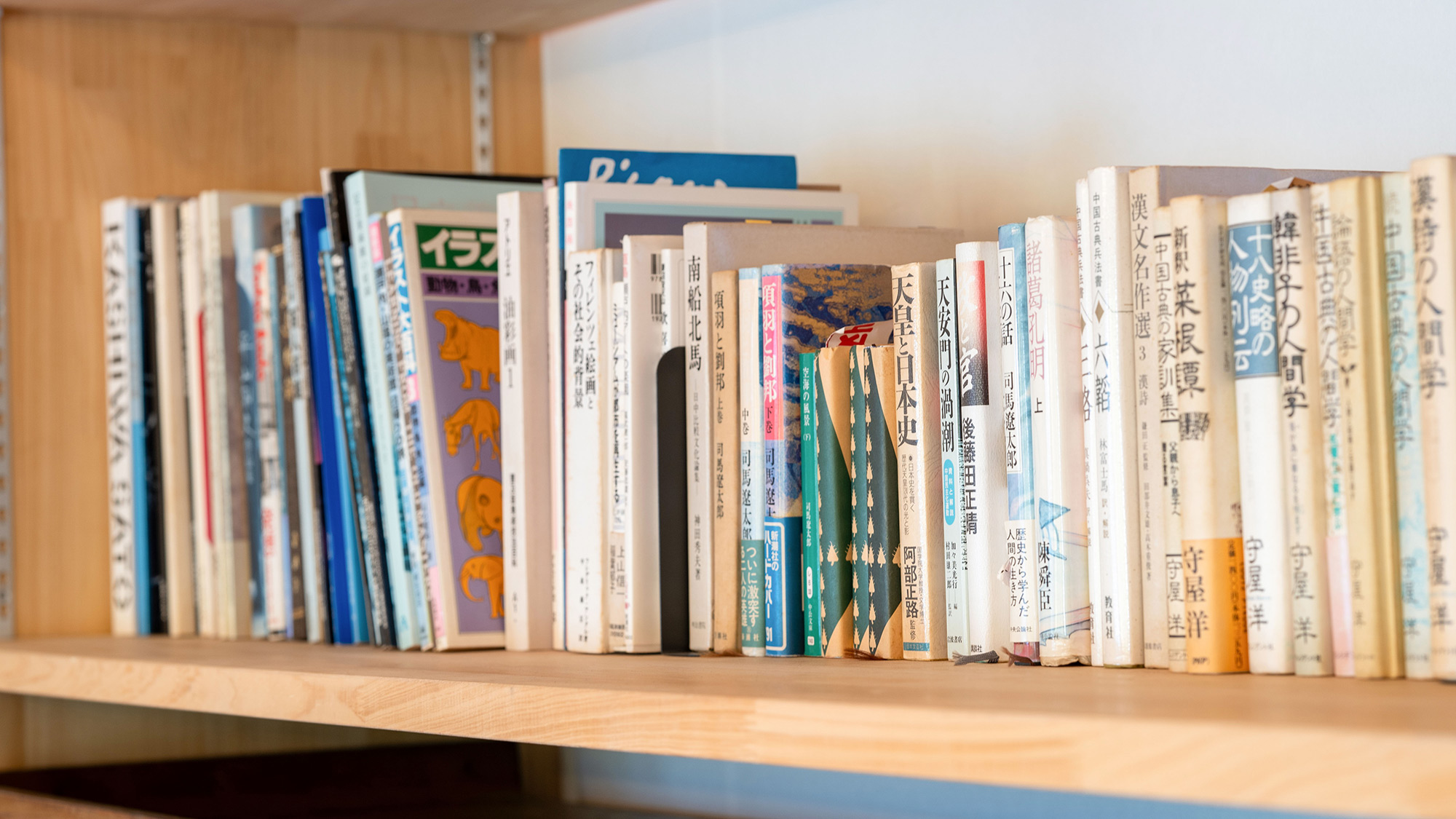 ・【コミュニティスペース】置かれている書籍はご自由にお読みいただけます