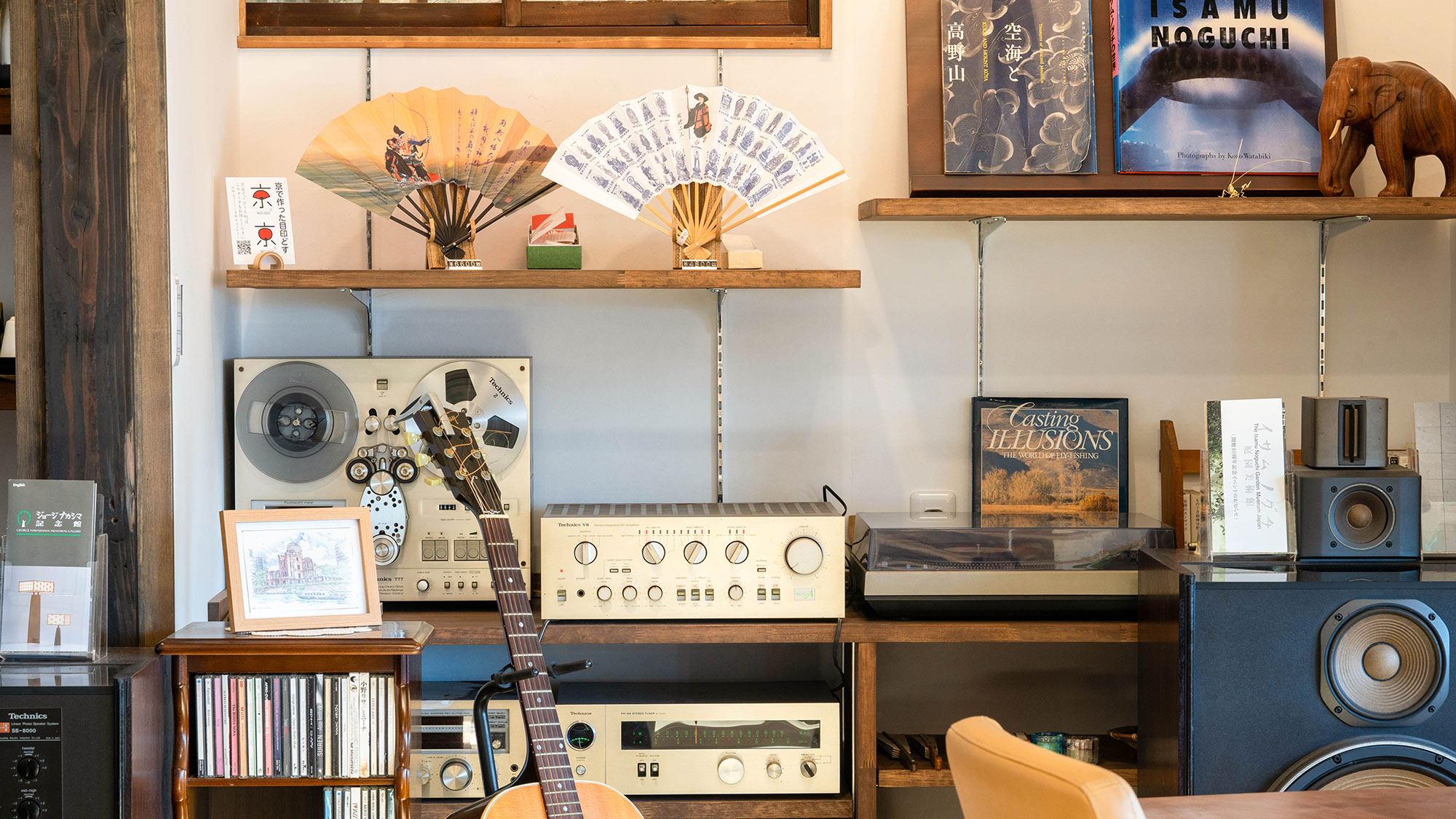 ・【1階共有スペース】主人の趣味で置かれた音響システムやギターが目をひきます