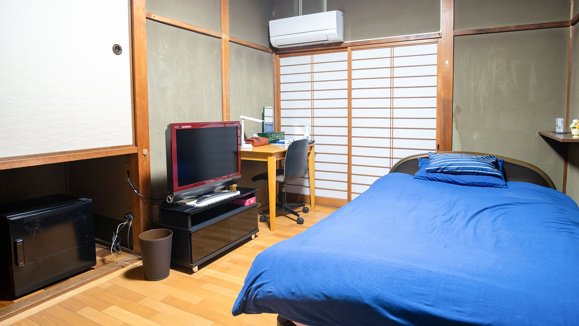 ・【シングルルーム】シングルベッドを1台設置。バストイレは施設共用