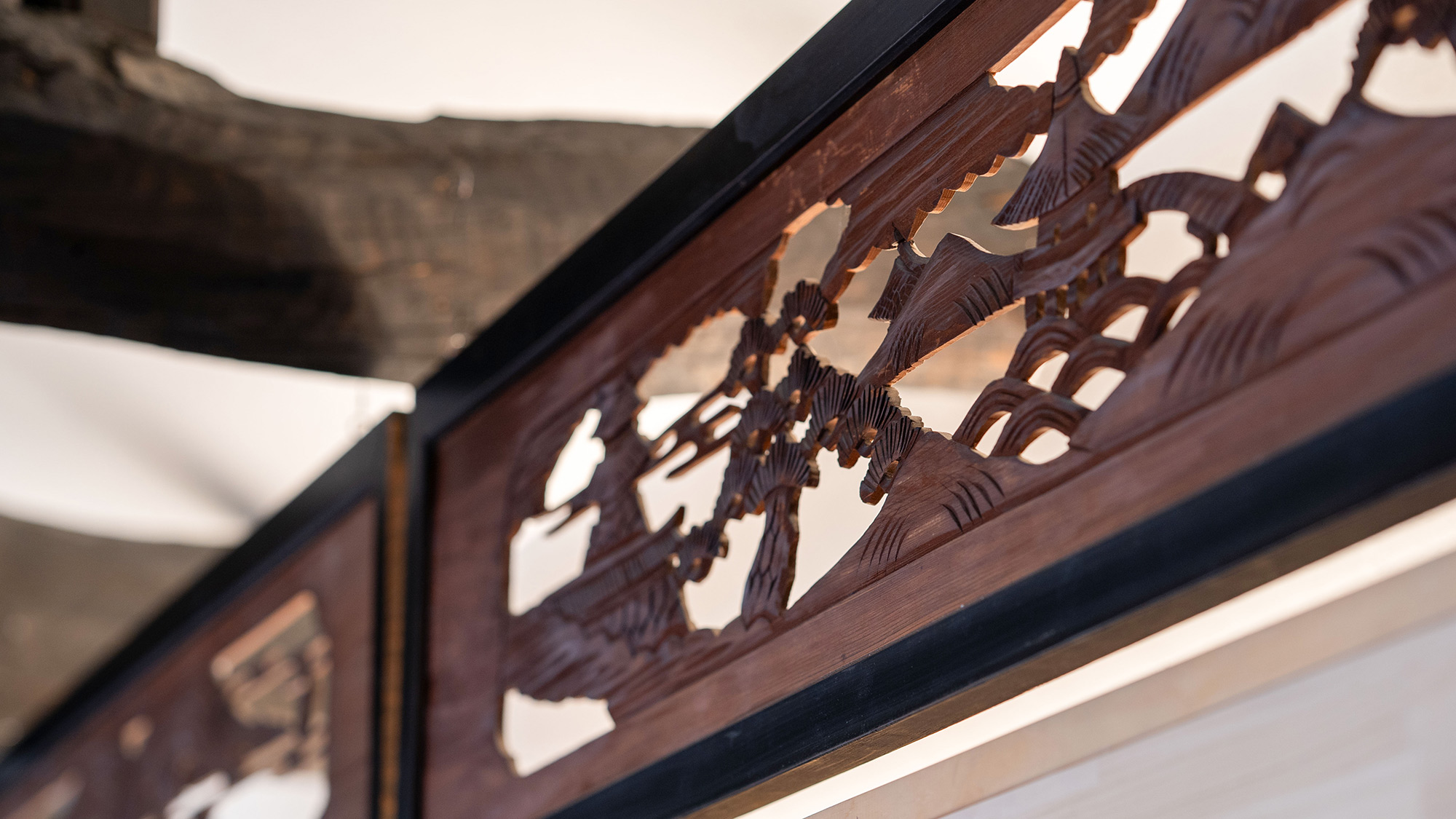 ・【館内イメージ】欄間の繊細な透彫彫刻をそのまま生かしております