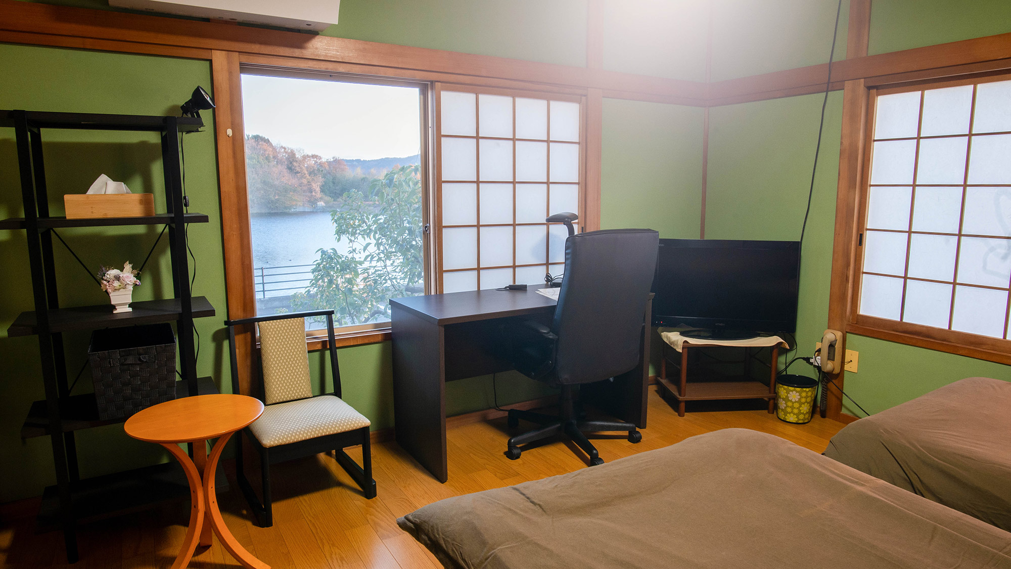 ・【2名用客室‐洋室-】窓からは宿の向かいにある池をはじめ屋島の風景を一望できます