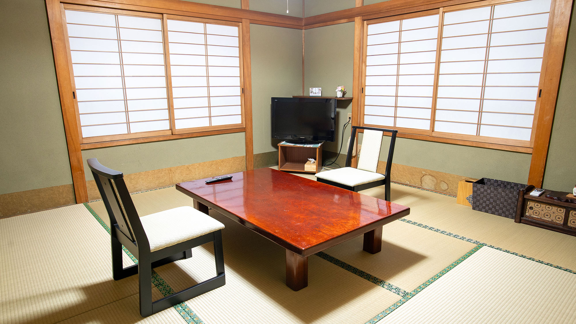 ・【2名用客室和室】シンプルな畳のお部屋です。バストイレは施設共用