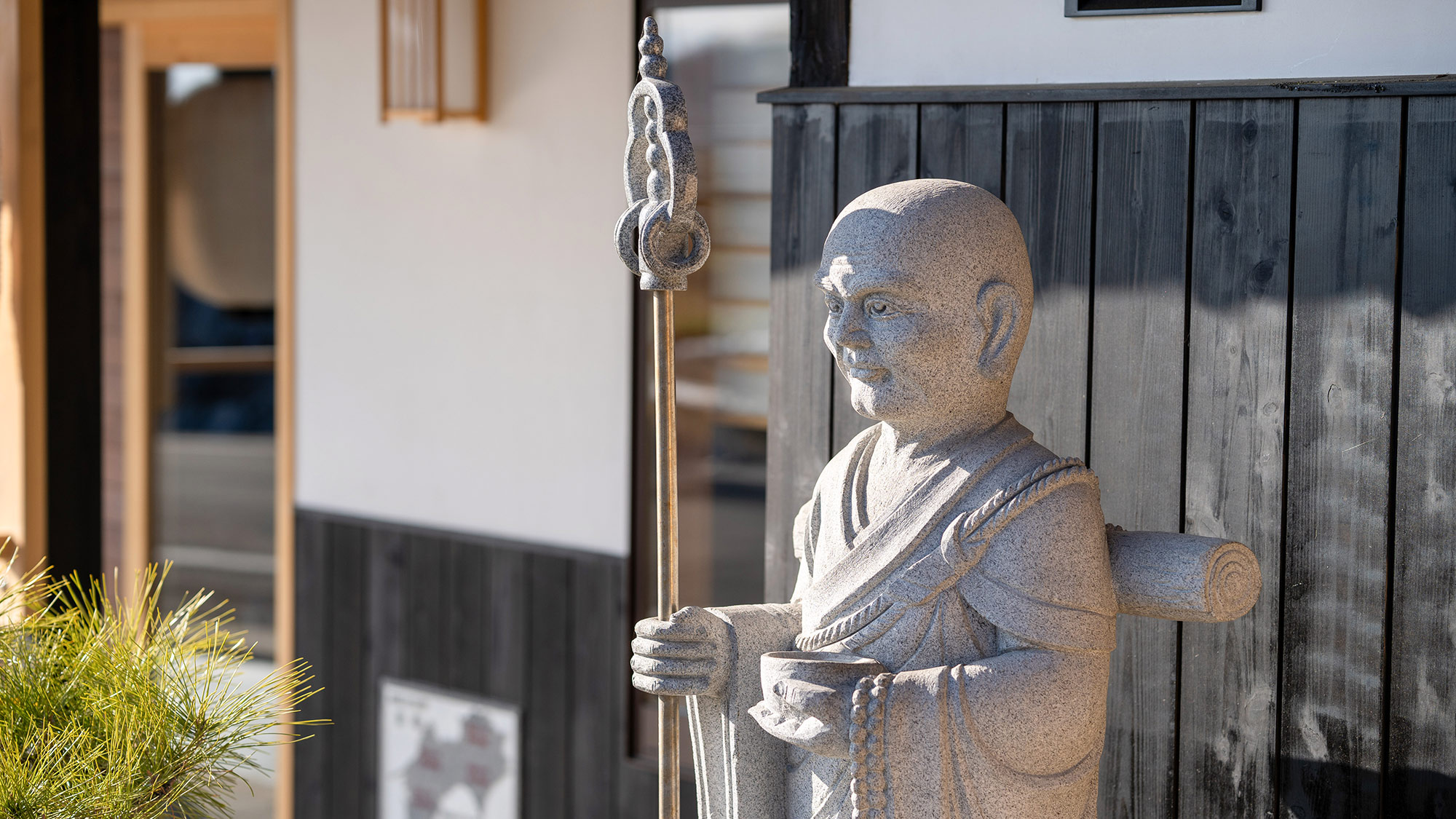 ・【宿入口】入口横に弘法大師の石像を設えております