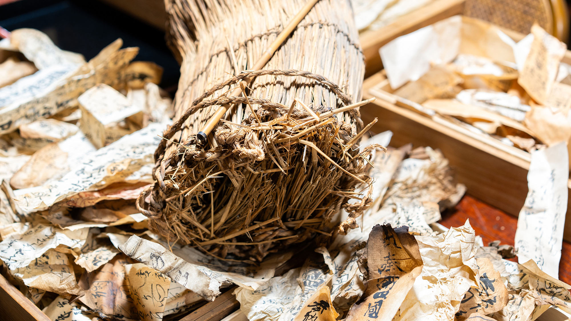 ・【館内イメージ】改装前に屋根裏に吊るされた「俵」からお遍路にまつわる「納札」が発見されました