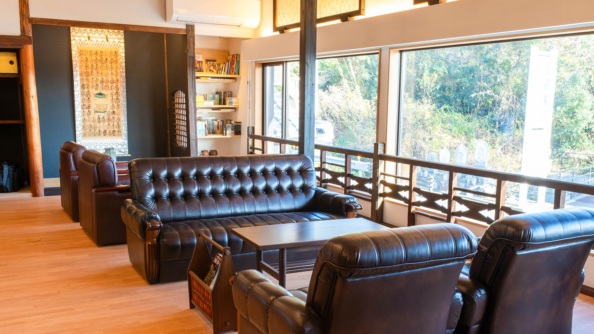 ・【コミュニティスペース】日当たりがよく明るい快適な空間。ゆっくりとお寛ぎください