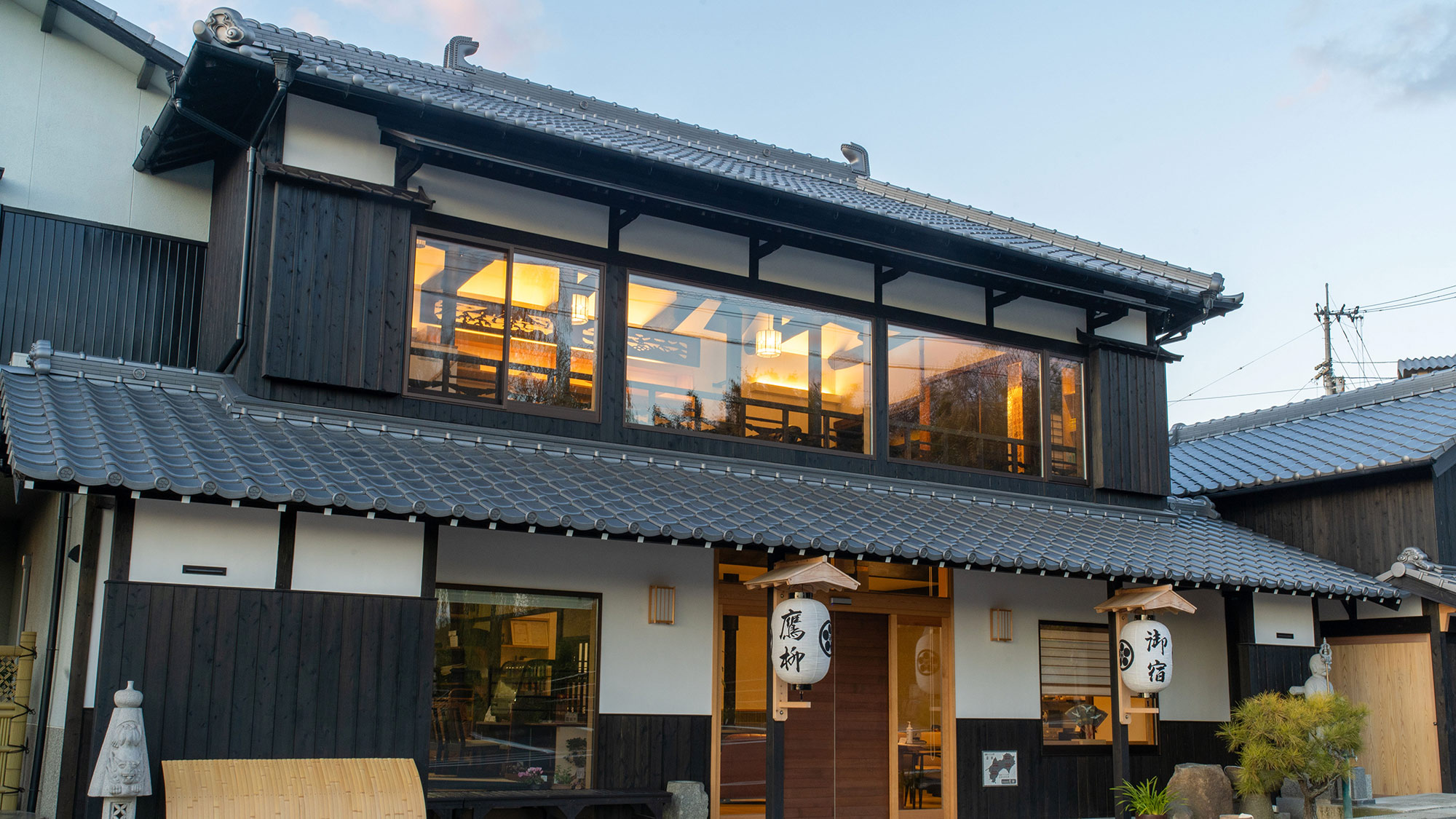 ・【外観- 夕刻-】歴史的な日本家屋ならではの落ち着いた佇まい