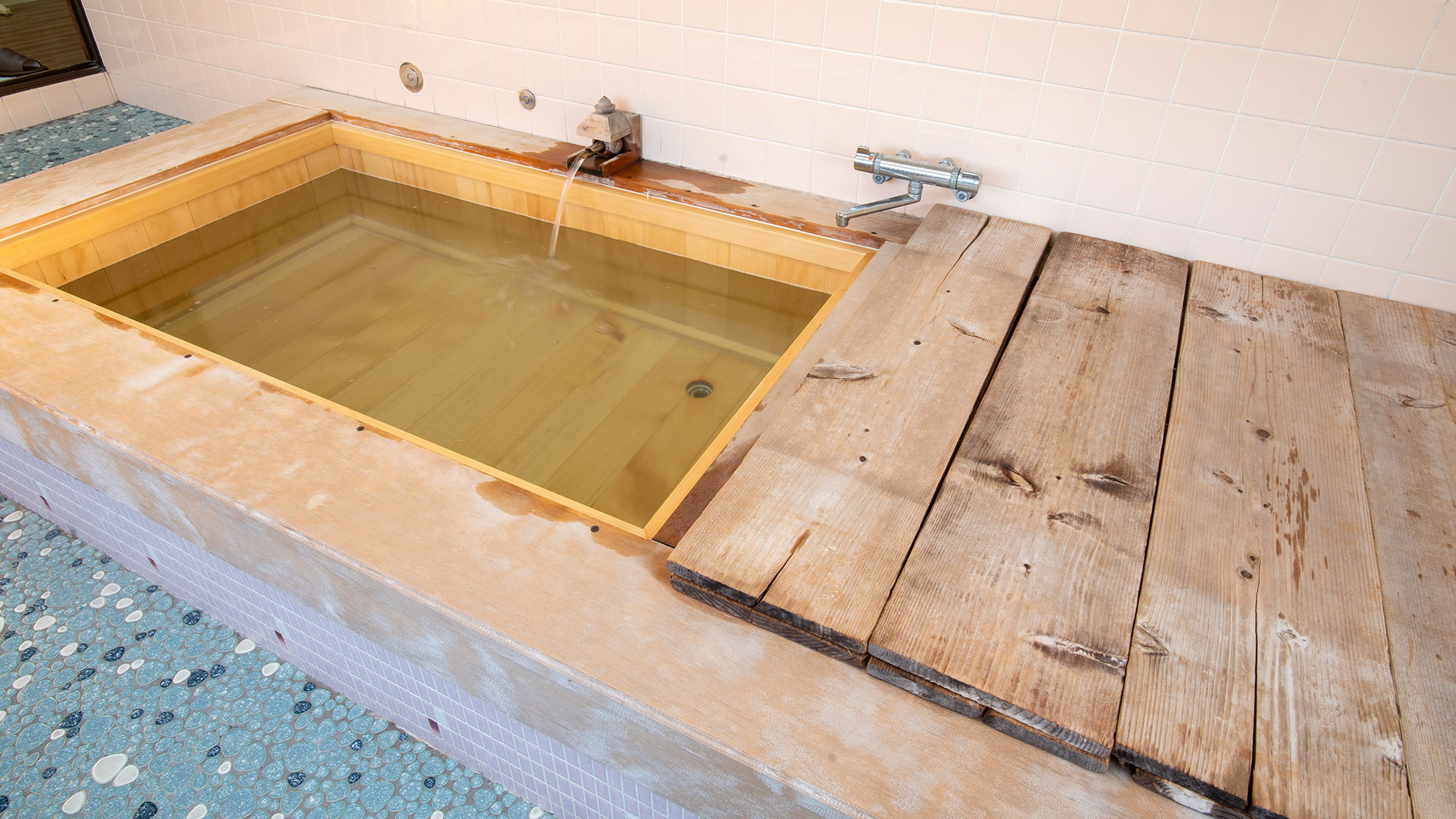 ・【2階大浴場】高野槇を使った湯船に浸かって旅の疲れを癒してください