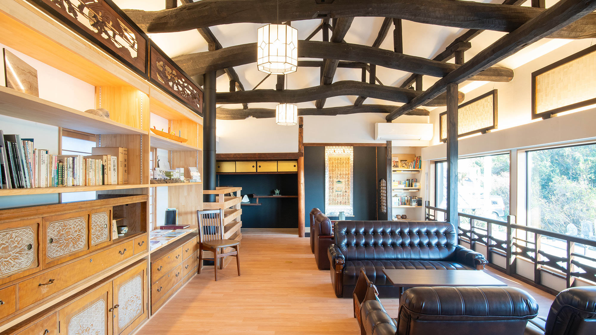 ・【コミュニティスペース】天井の古い梁がアクセントになり独特な雰囲気を演出