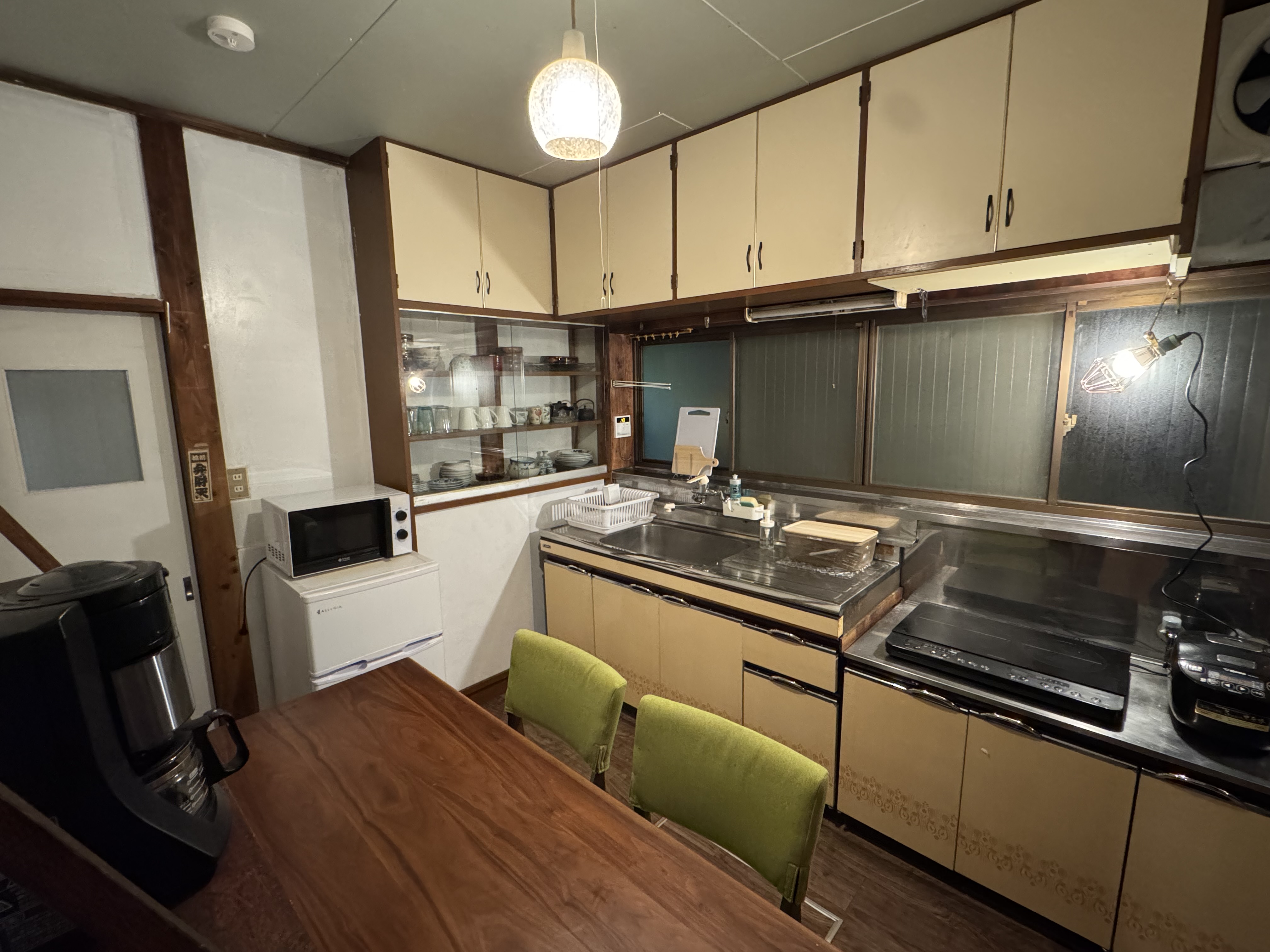 食器、調理器具完備の共用キッチン。お好きな食材・調味料持ち込み可能です