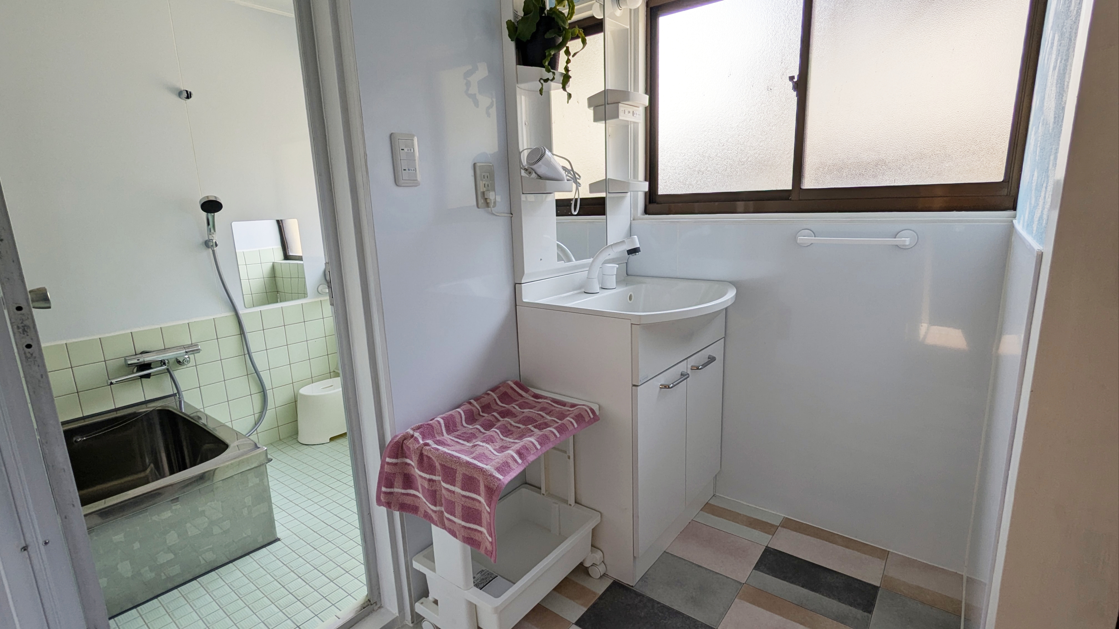 ドライヤーと使い捨て歯ブラシ・使い捨てボディスポンジを用意しております。 