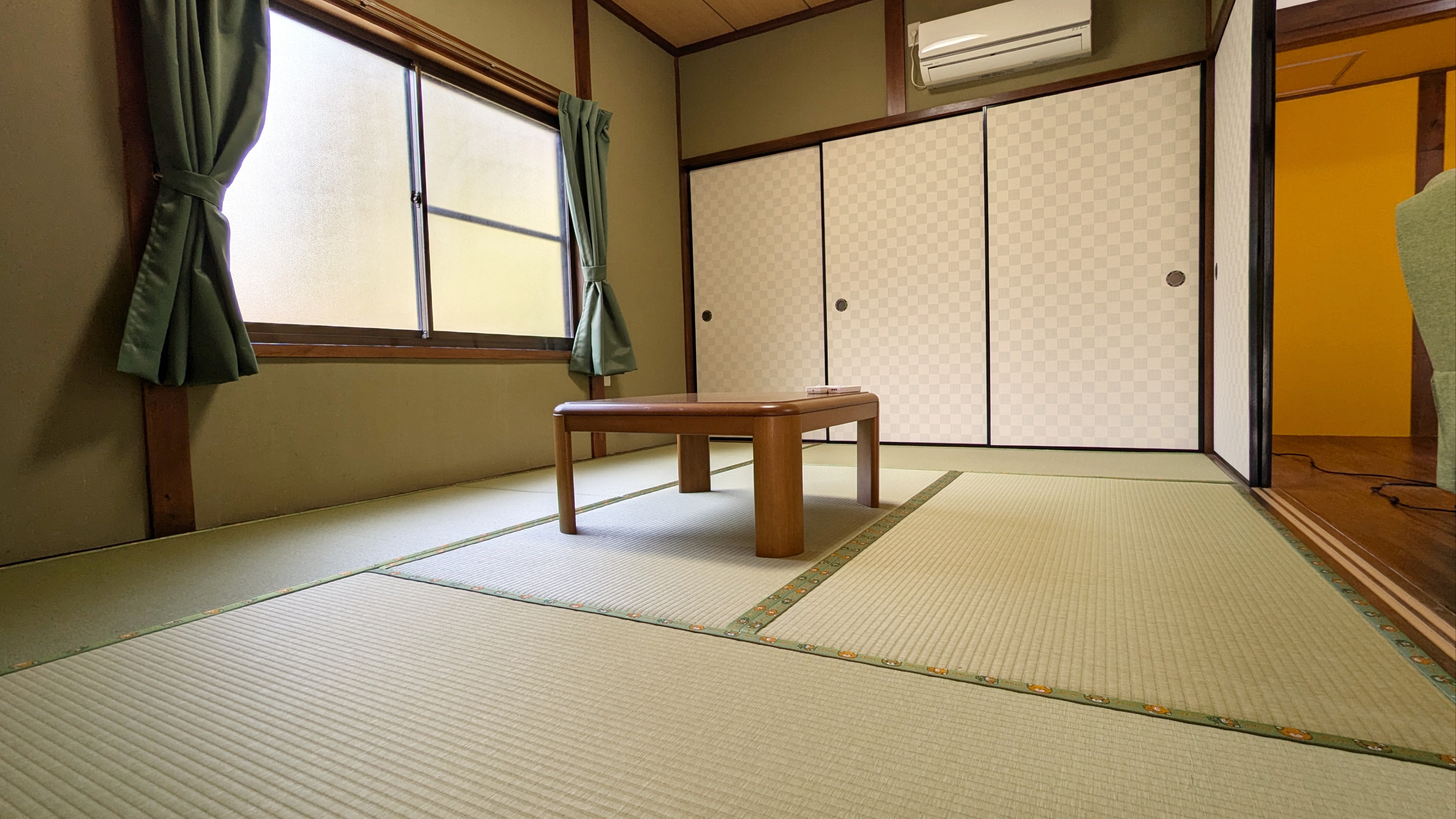 6畳の和室です。 寝具は和布団をご用意しております。 エアーベッドが二つありますので、お客様で膨らませてご利用いただけます。