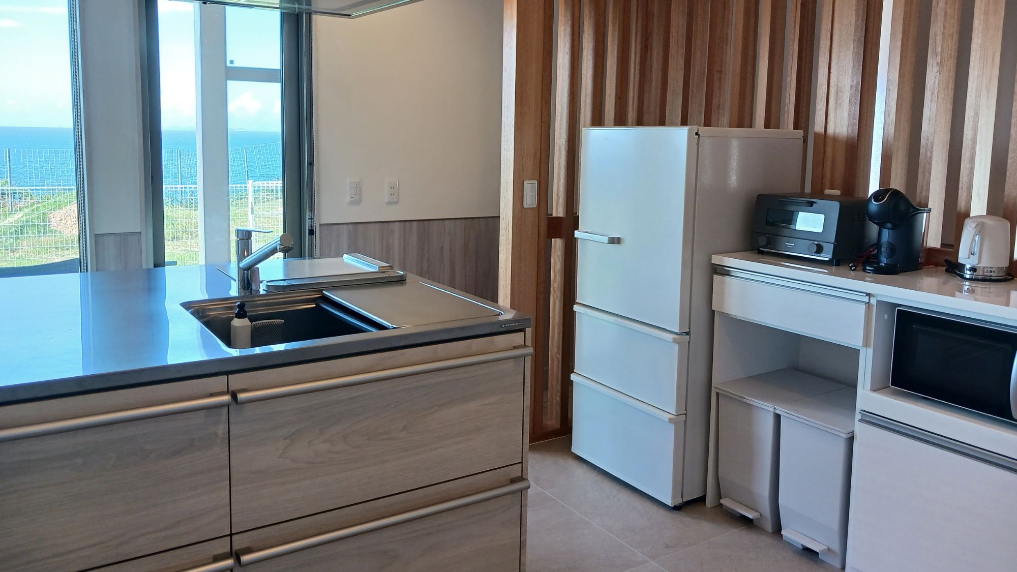 冷蔵庫、電子レンジ、トースター、ケトルなど設備も充実