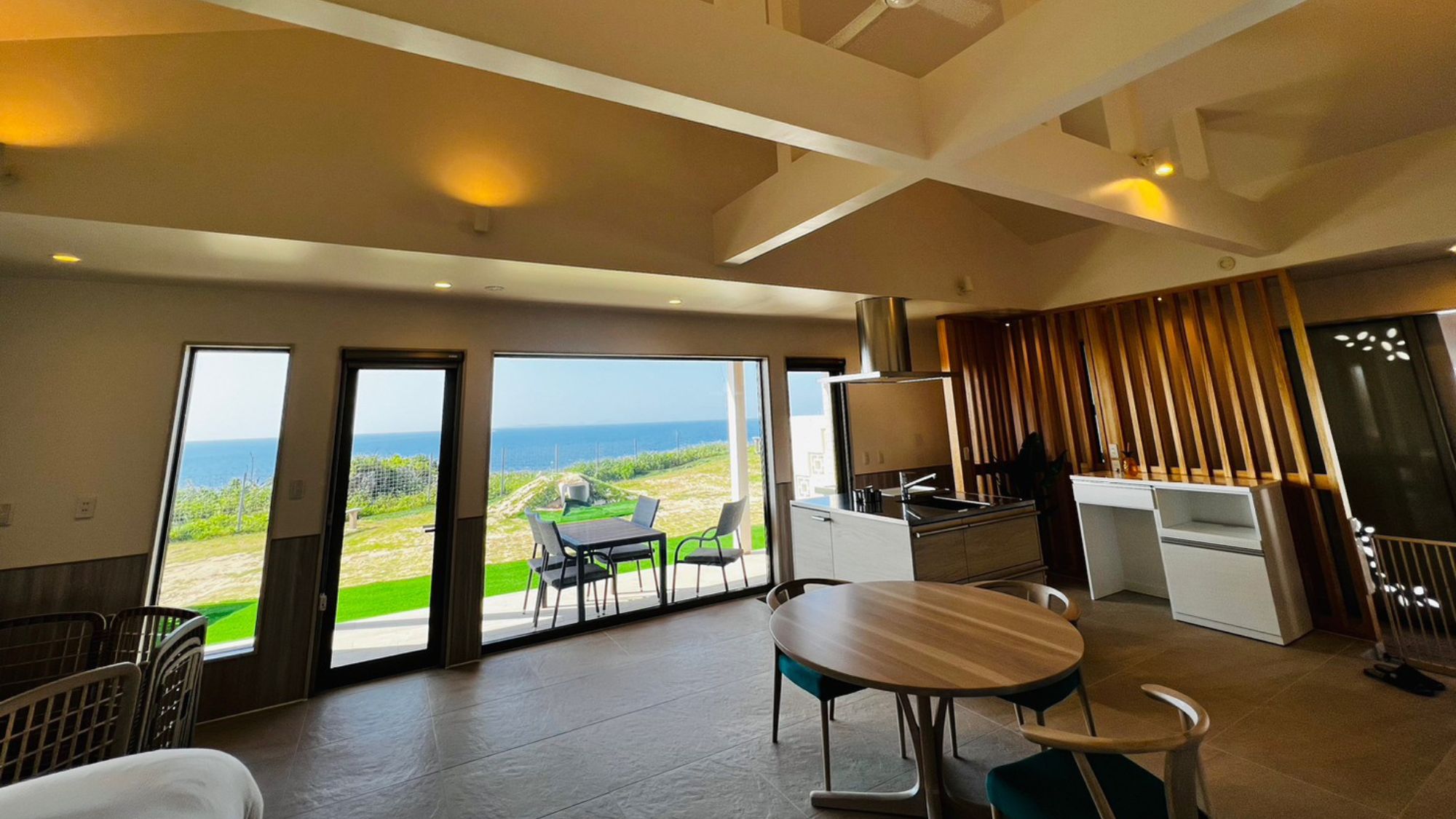 お部屋から海の景色を眺める贅沢なひとときを