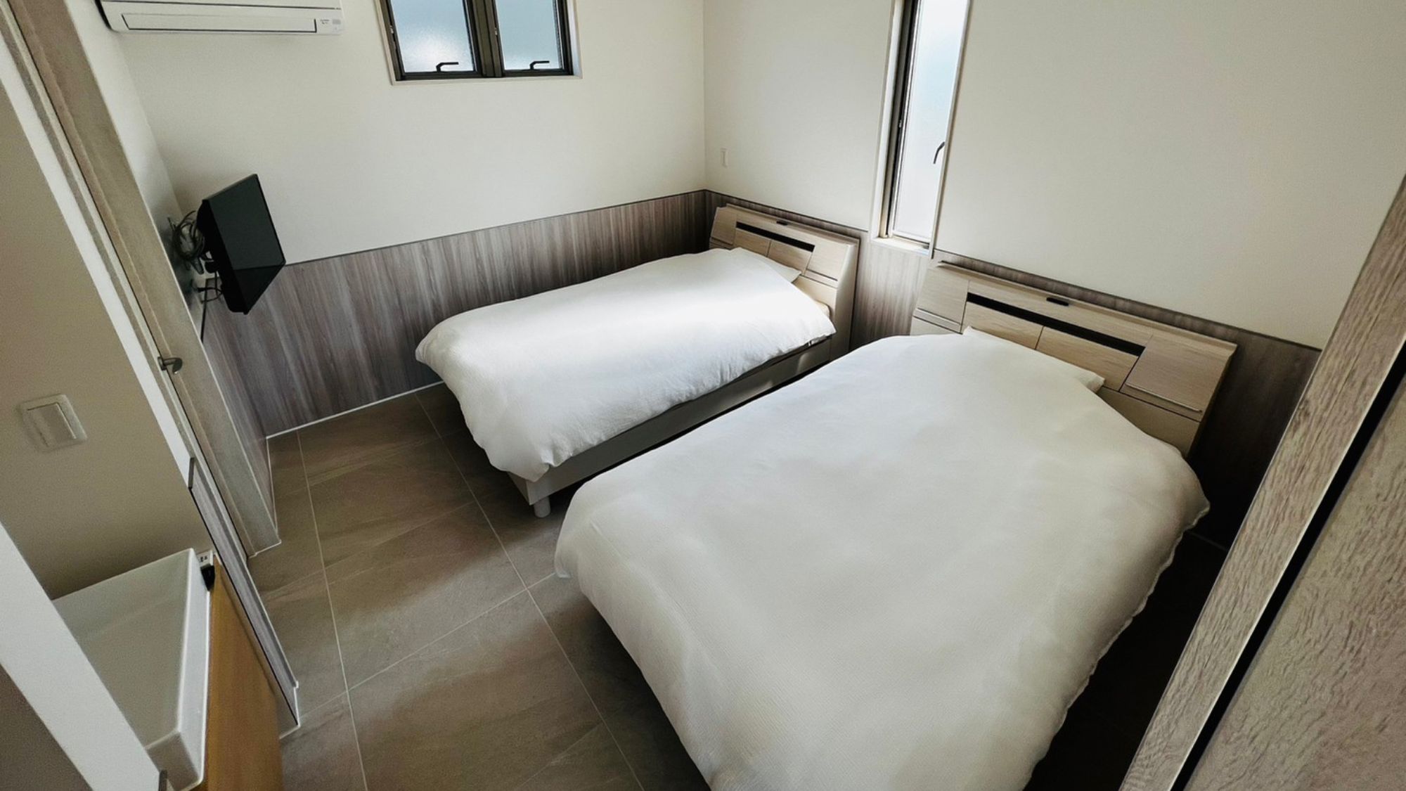 ベッドルームにも冷房完備で快適