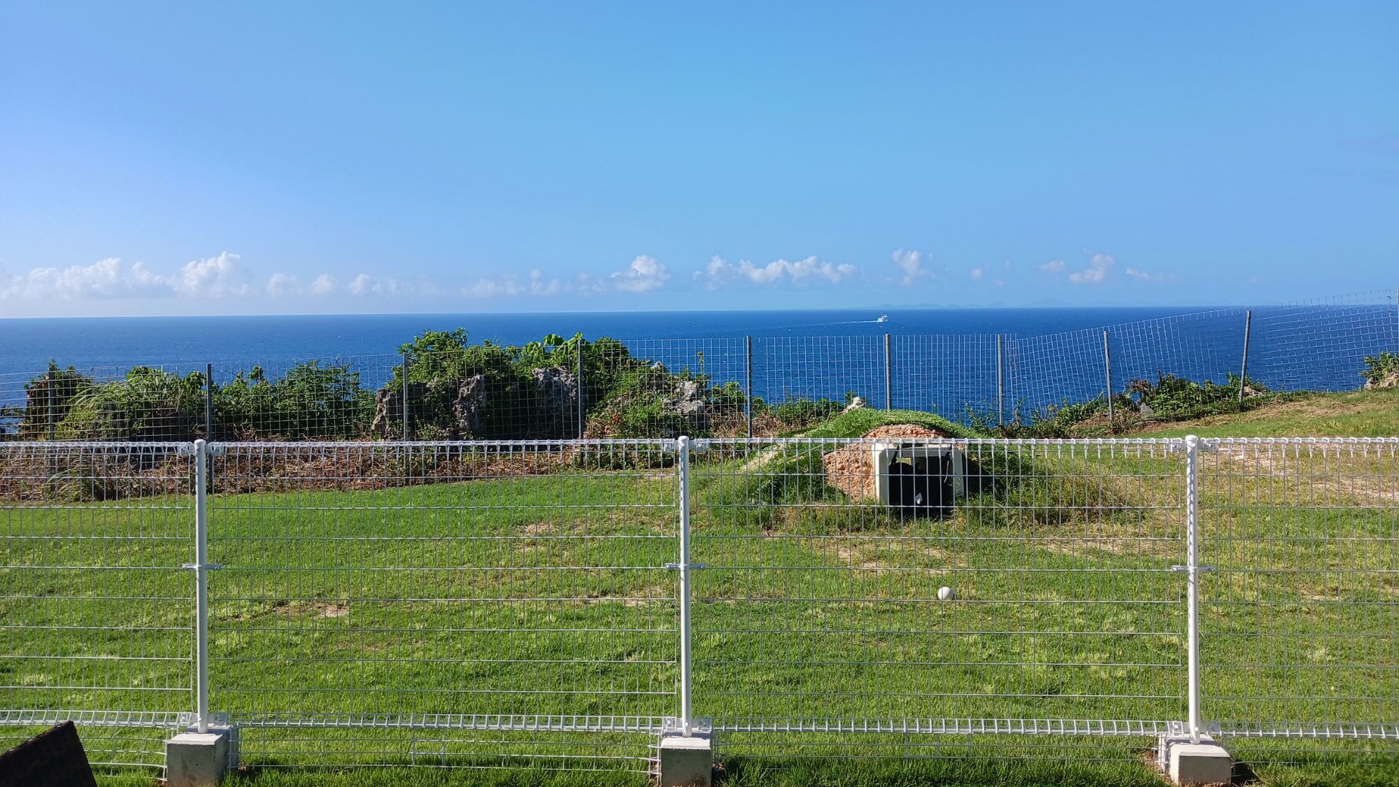 テラスから広がる、青い海と空の絶景ビュー