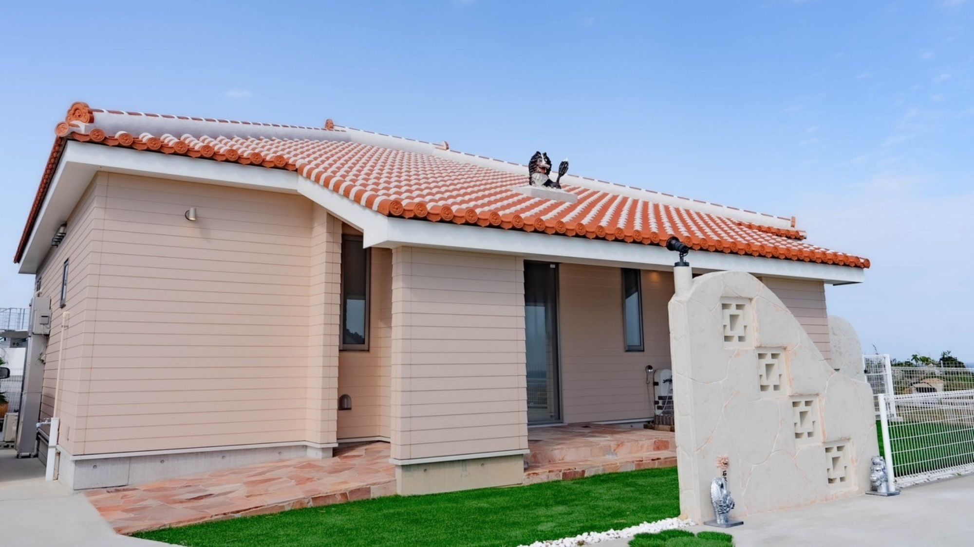 沖縄らしさ溢れる赤瓦の平屋建てで特別な島時間を