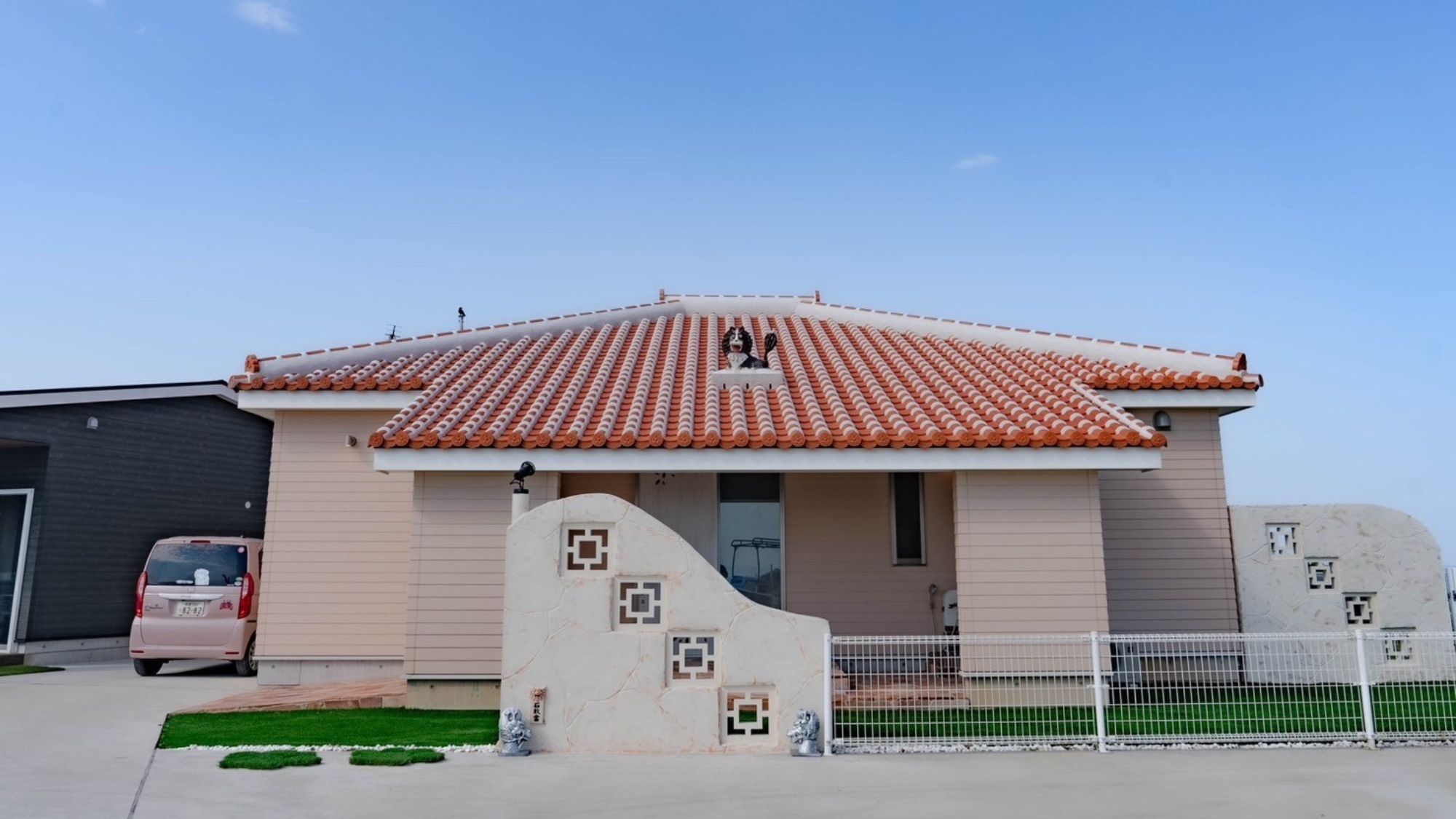 伝統的な赤瓦屋根が印象的な外観