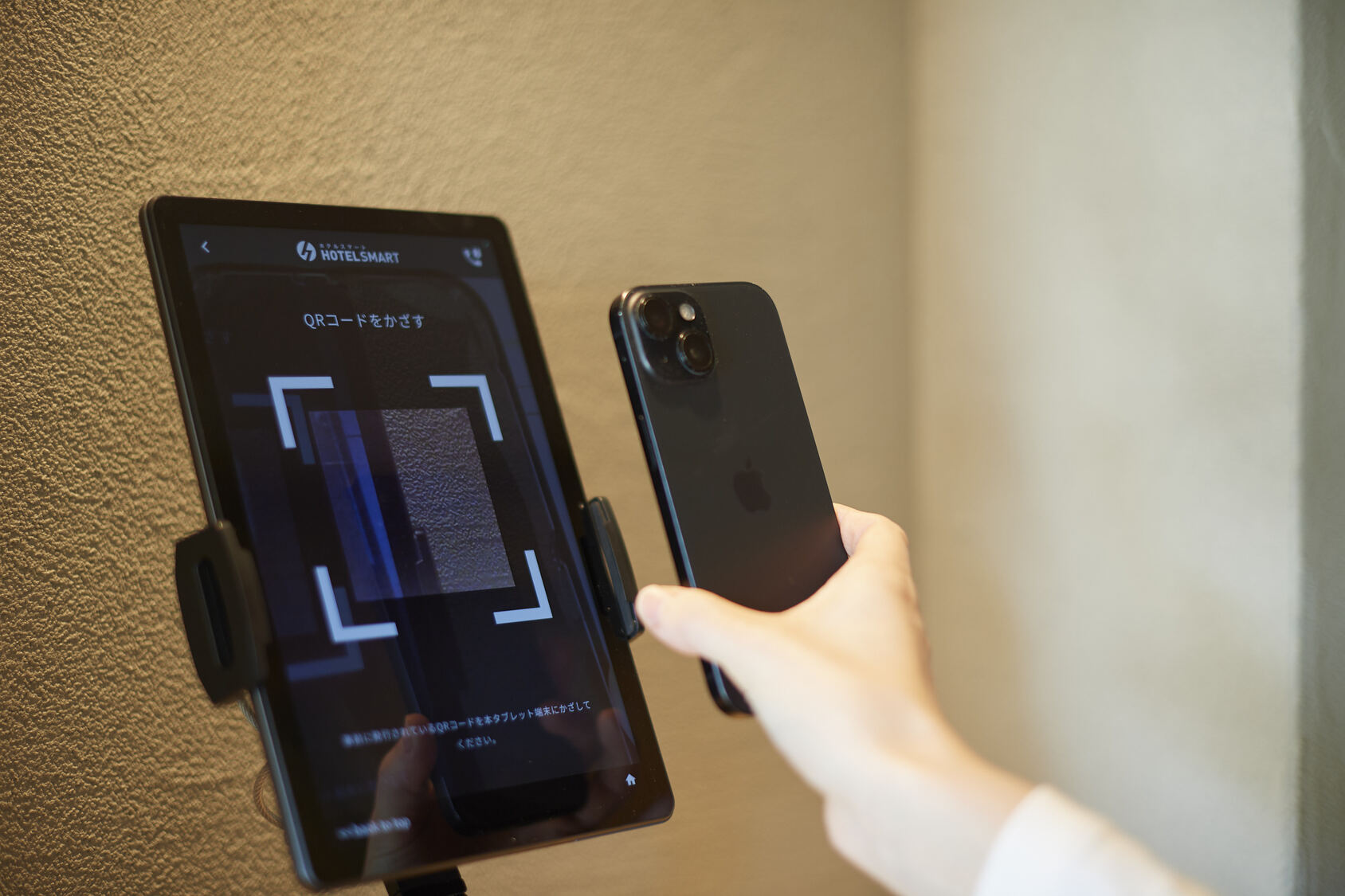 当宿は完全無人チェックイン・チェックアウトとなっております。お客様のメールアドレスまたはSMS宛に、事前登録に関するメッセージをお送りしております。宿泊当日までに、施設・宿泊情報の確認及び、宿泊者情報の入力をお願いいたします。 