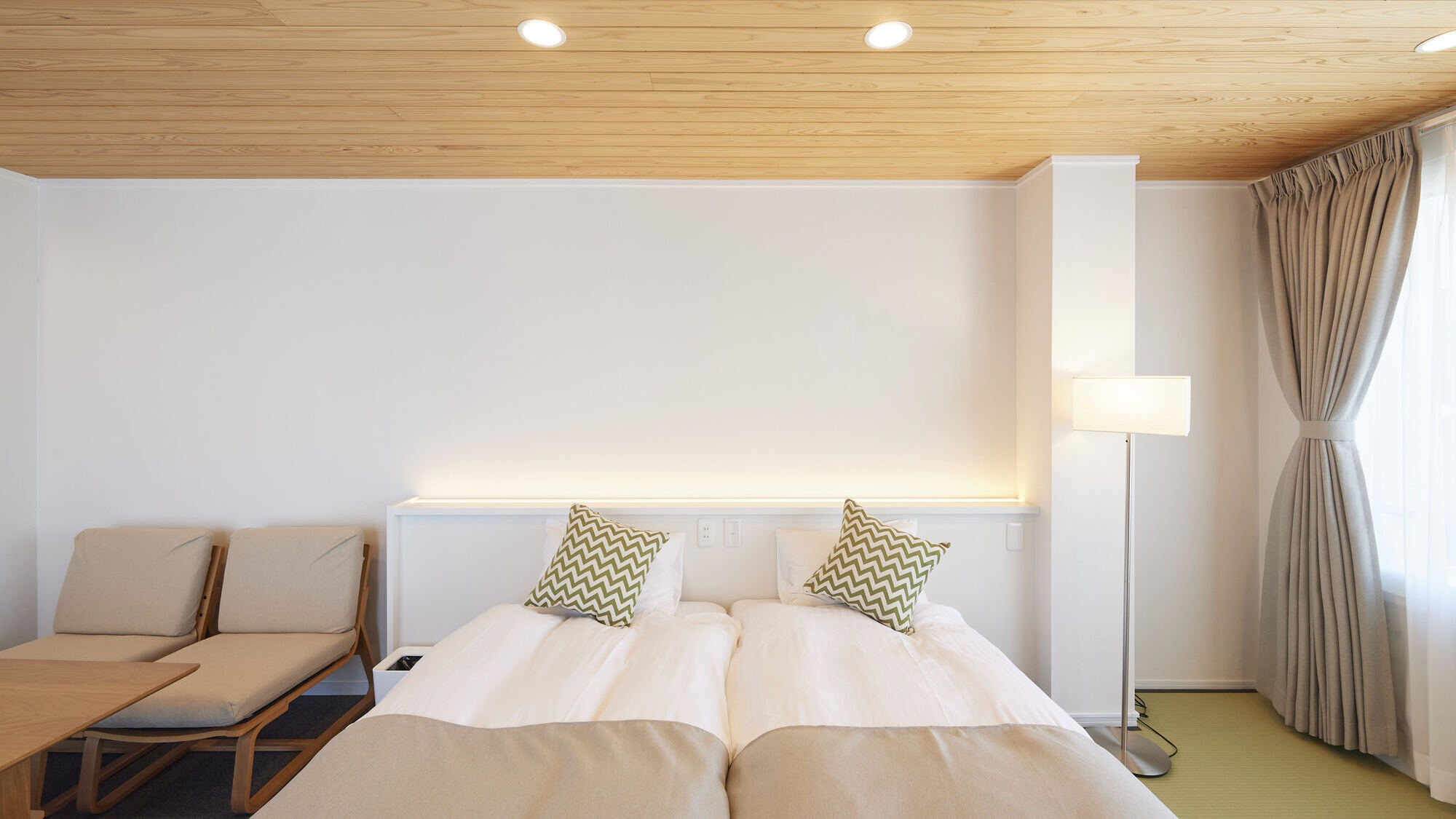 セミダブルベッド2台／ソファーベッド1台／キッチン／冷蔵庫／電子レンジ／電気ポット／空気清浄機／ファインバブルシャワー／ドライヤー／乾燥機付全自動洗濯機／掃除機