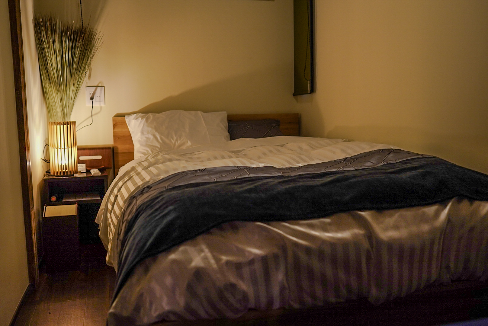 セミダブルベッド1