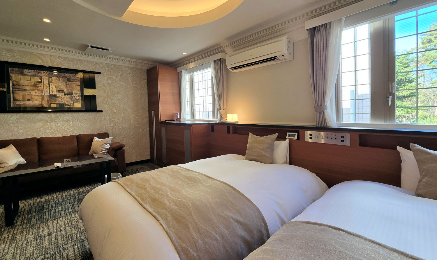 【スーペリア】シモンズ製ベッドで快適な眠りを　※写真は客室の一例です。