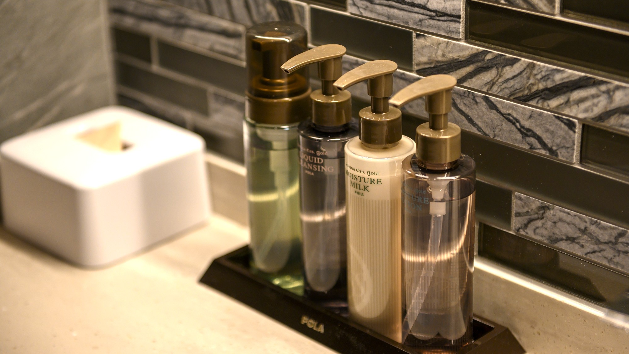 サウナ室脱衣所にもアメニティをご用意しております