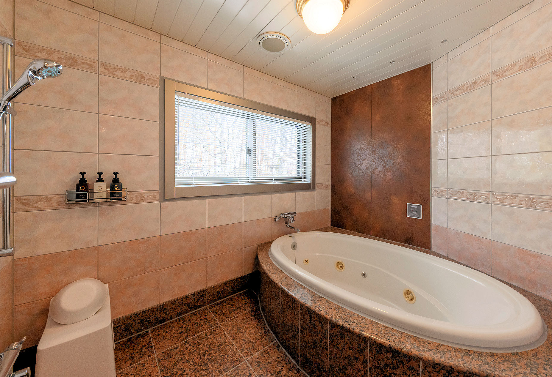 【全室天然温泉付】広い浴槽で究極のリラックス。※浴槽は部屋により異なります。