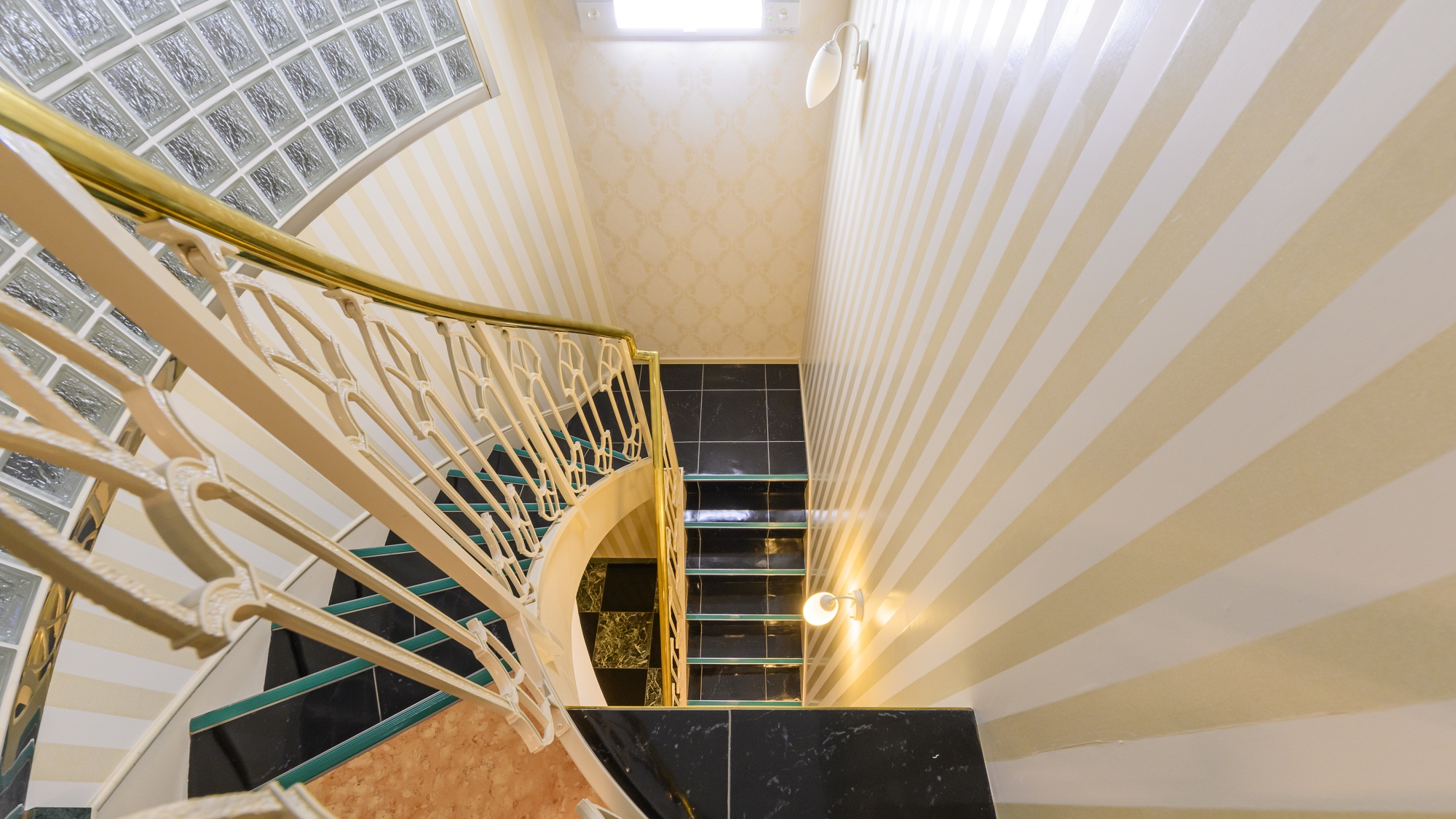 3階客室に向かう階段　エレベーターが無くご不便をお掛けいたします