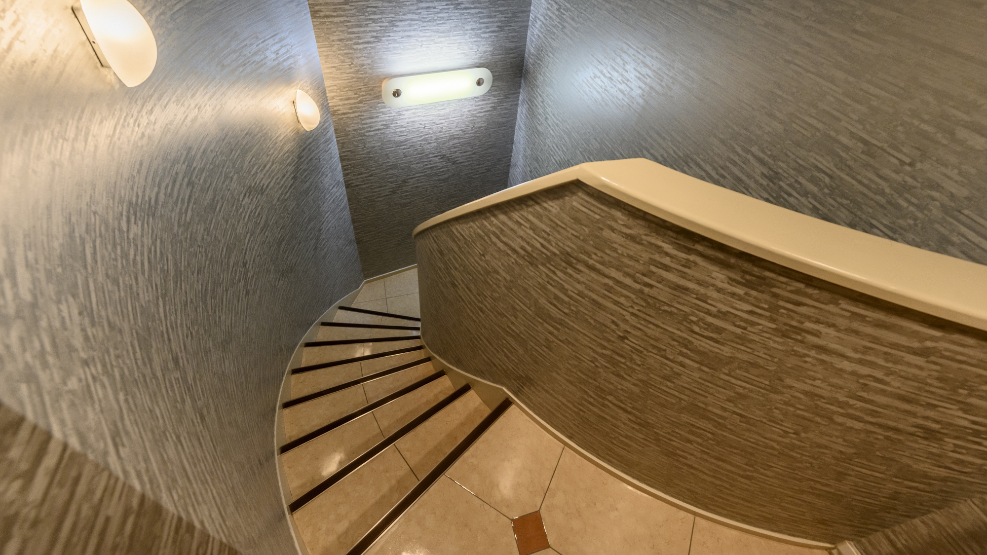 サウナ室に向かう階段　館内にエレベーターが無くご不便をお掛けいたします。