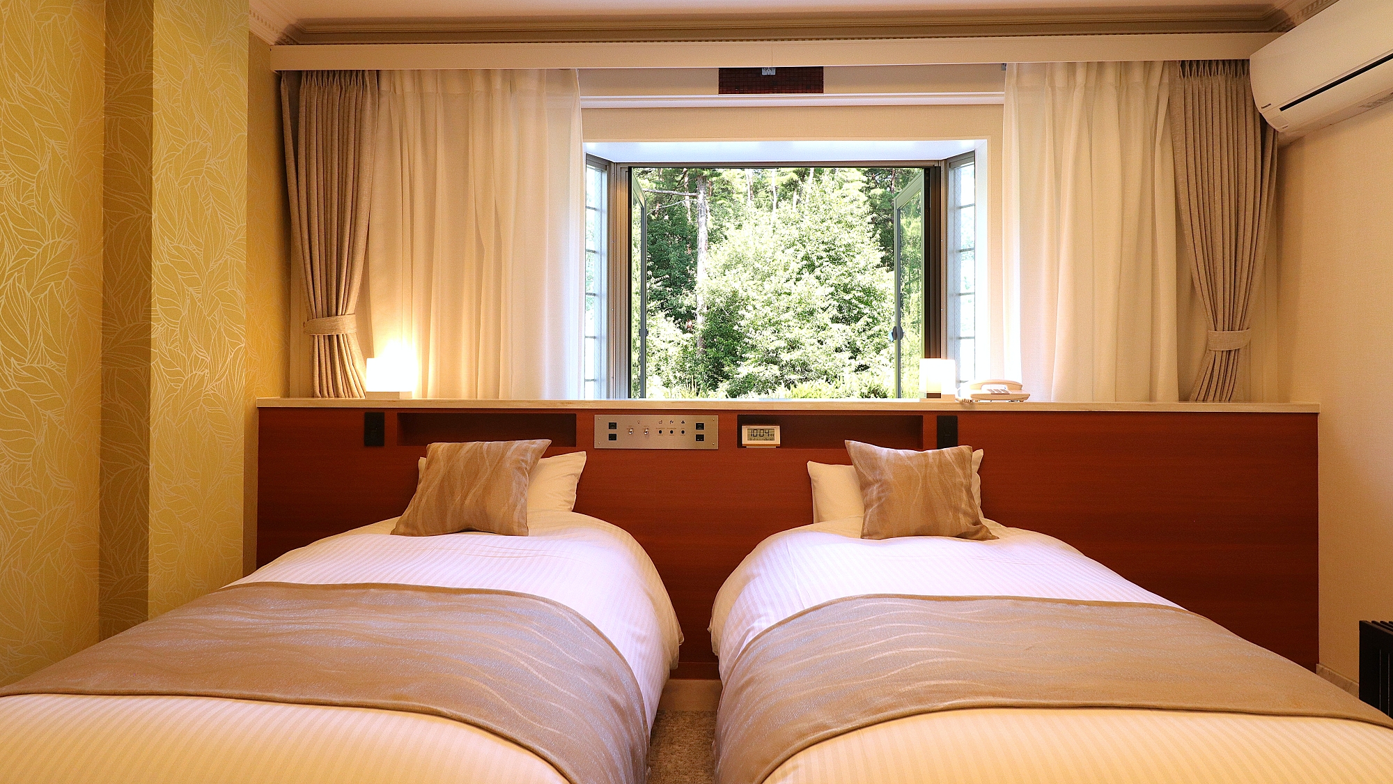 窓からは季節ごと変わる木々の様子も