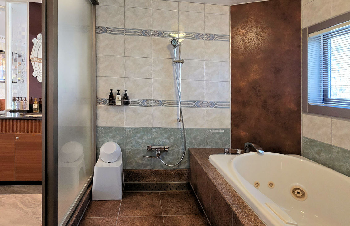 【全室天然温泉付】広い浴槽で究極のリラックス。※浴槽は部屋により異なります。