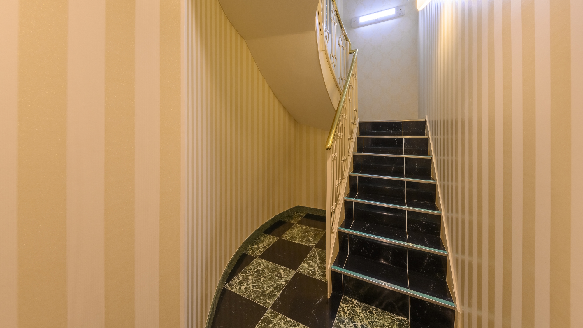 3階客室に向かう階段の様子　館内にエレベーターが無く、ご不便をお掛けいたします