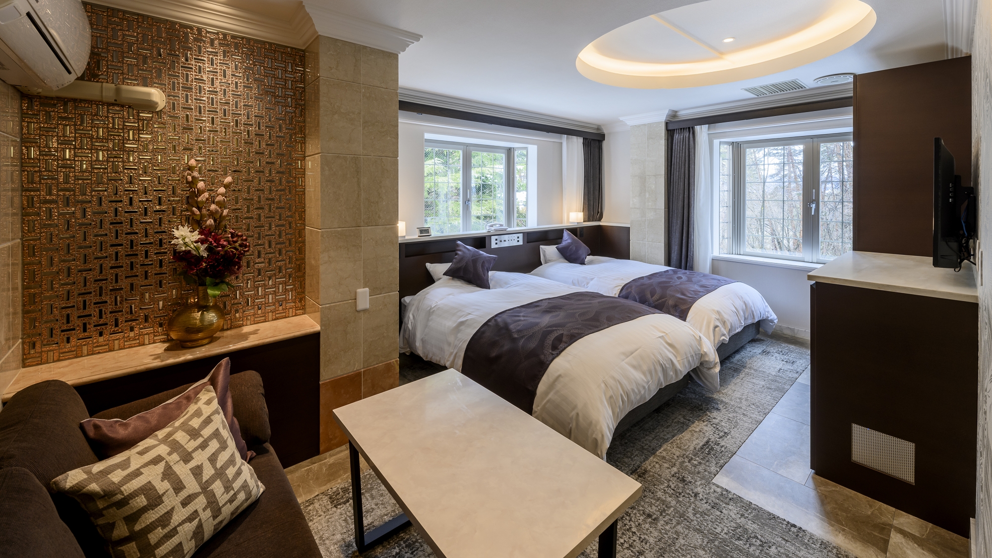 【スーペリア】ツイン 温泉付き／1-2名様　窓から望む森のようす