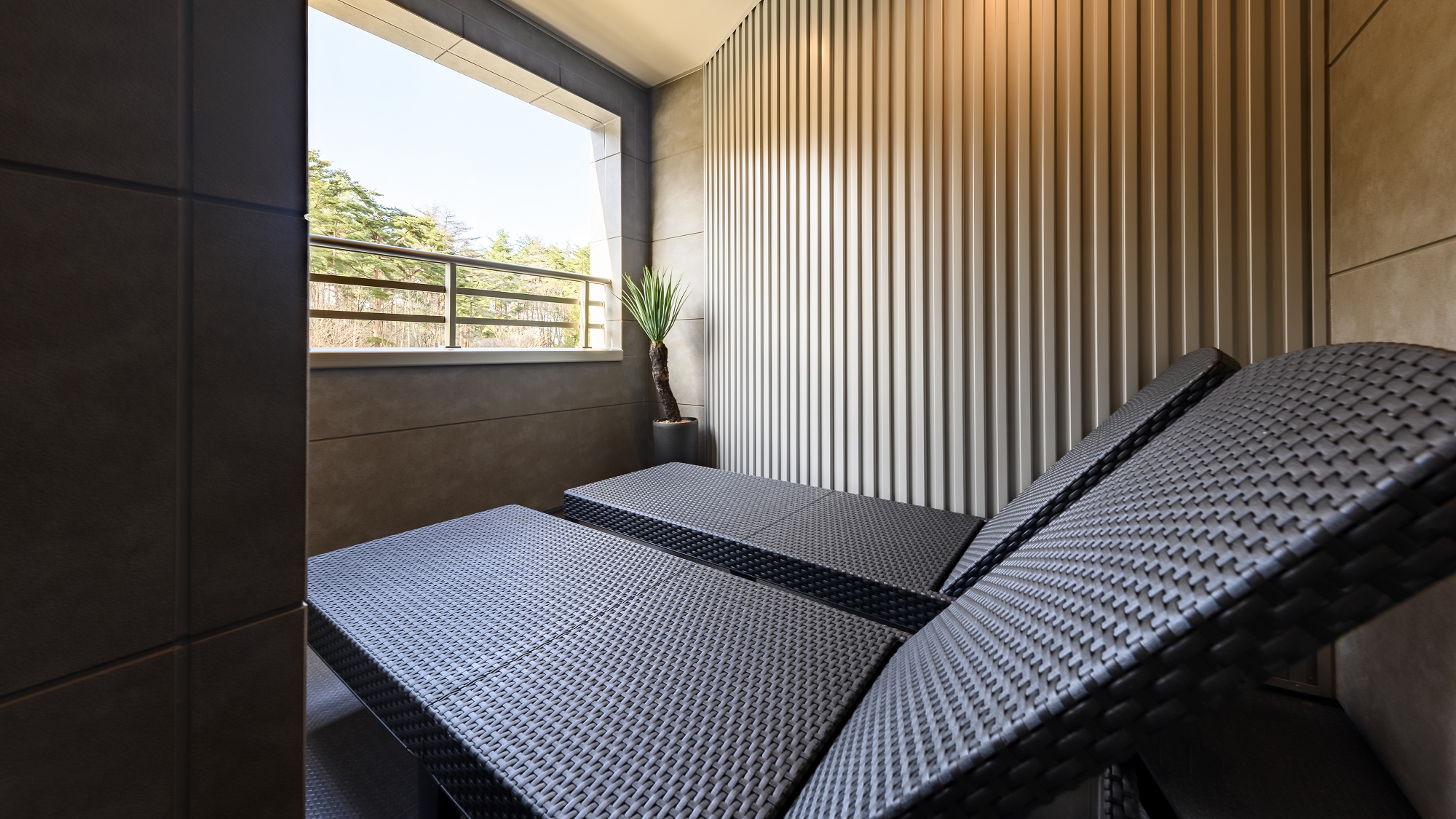 外気浴はインナーバルコニーで　至福のひと時を