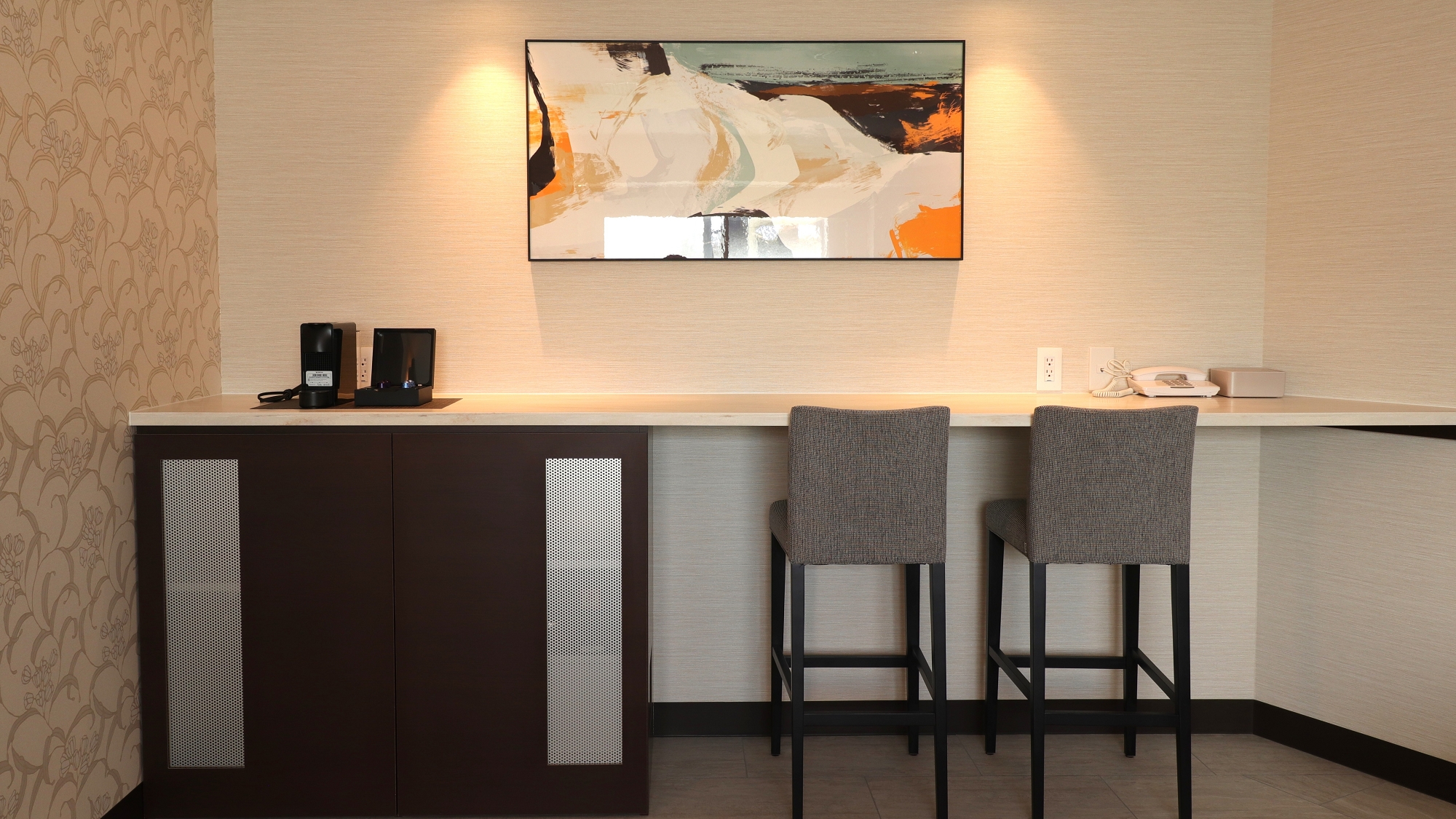 【スイート】リビング+ベッドルーム 温泉付き／2名様　カウンター付近の様子