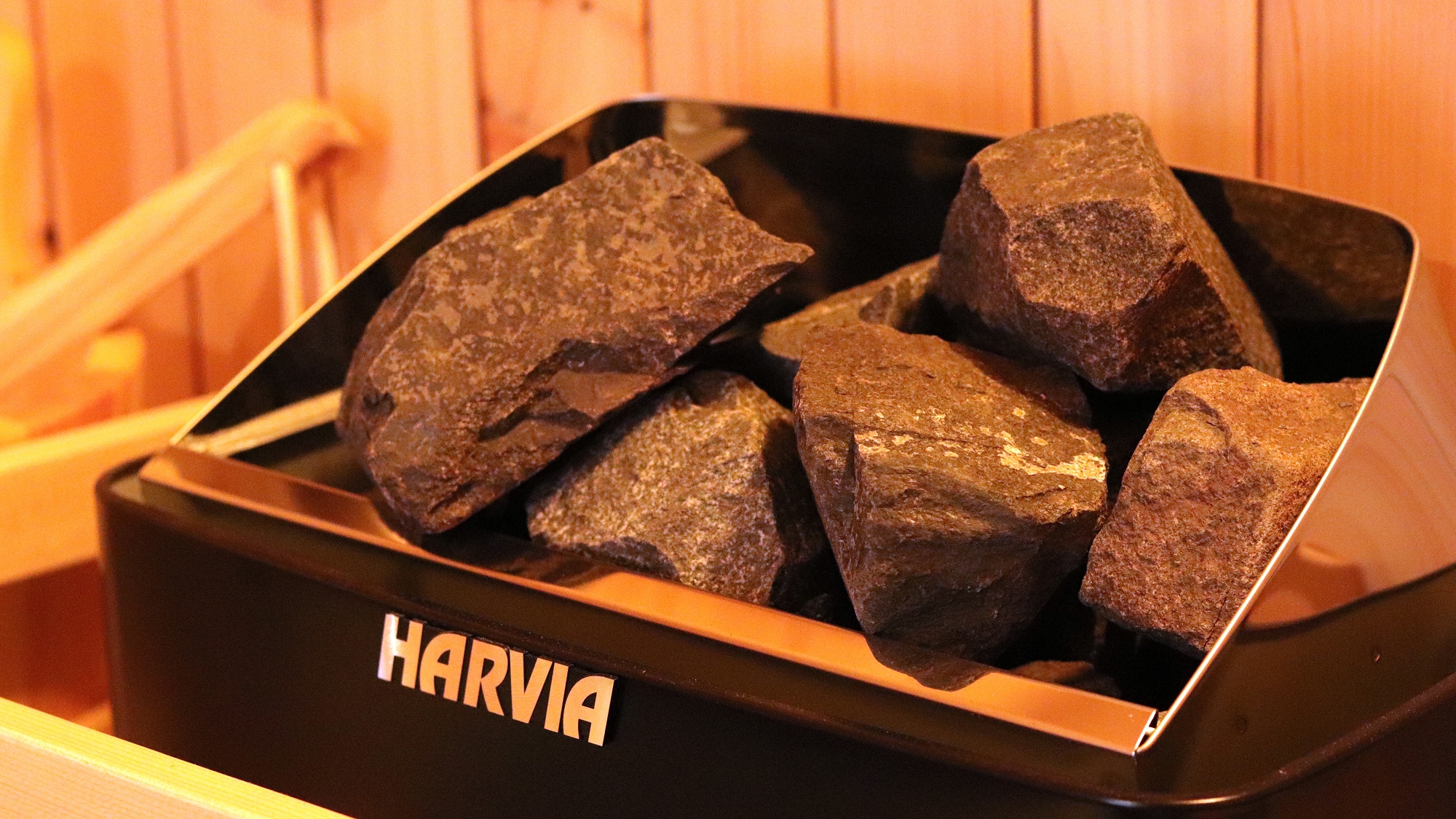 サウナヒーターはHARVIAを設置しております　是非セルフロウリュをお楽しみください