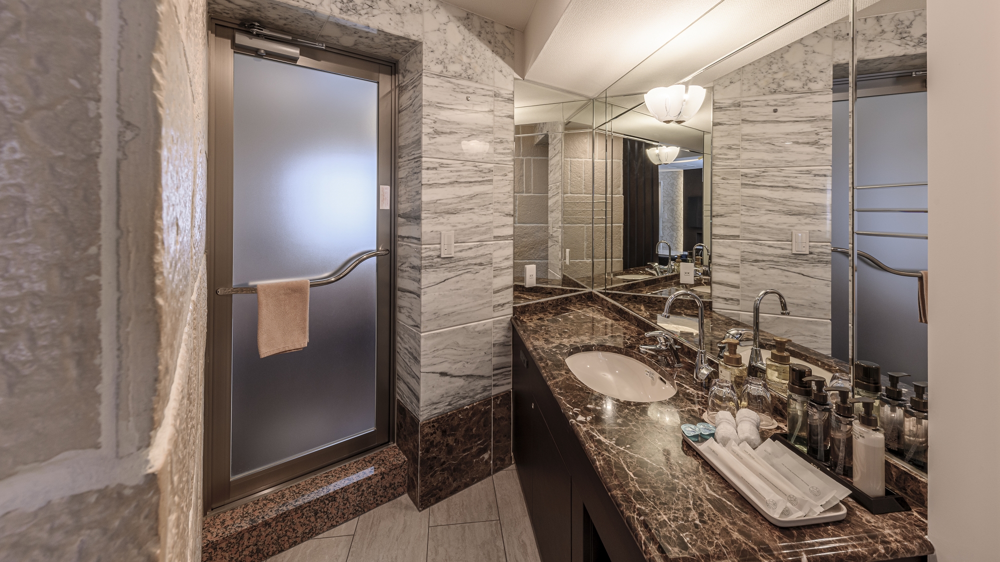 【スイート】リビング+ベッドルーム 温泉付き／2名様　洗面は2か所ございます