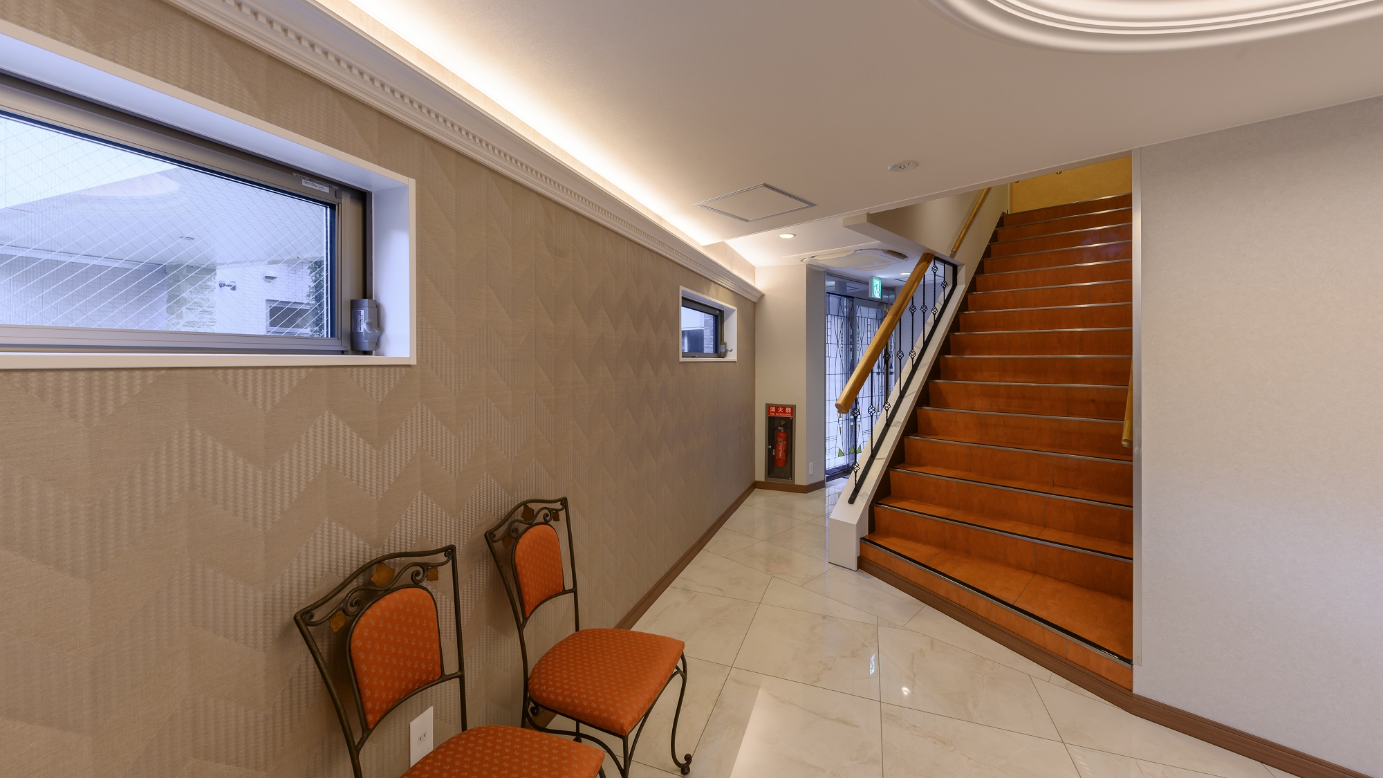 フロント前の階段　2階3階へのご移動は階段となります。エレベーターが無く申し訳ございません。